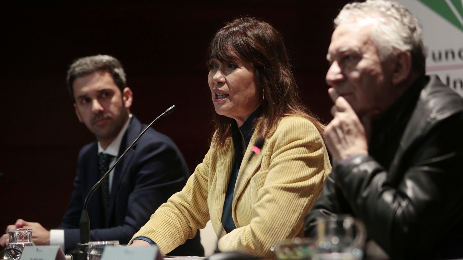 Javier Vela, coordinador de actividades de la Fundación Unicaja, la cineasta Mabel Lozano e Ignacio Ortega, patrono de la Fundación.