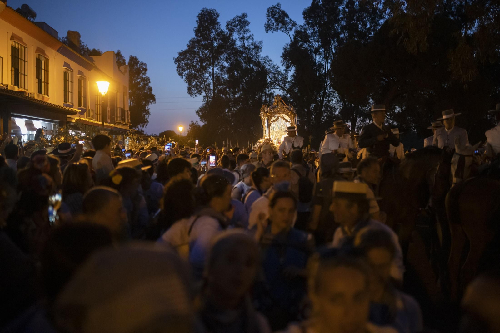 El Rocío 2023: Imágenes de la entrada de la Hermandad de Huelva en El Rocío