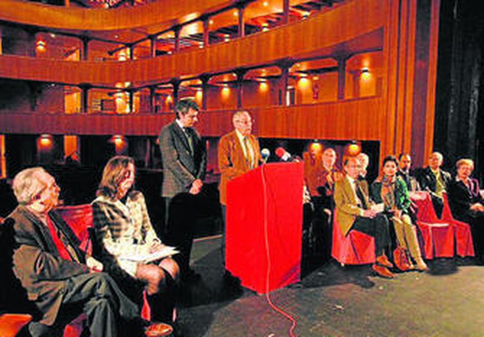 Baturone, junto a Romero, presentando el acto de la Academia.