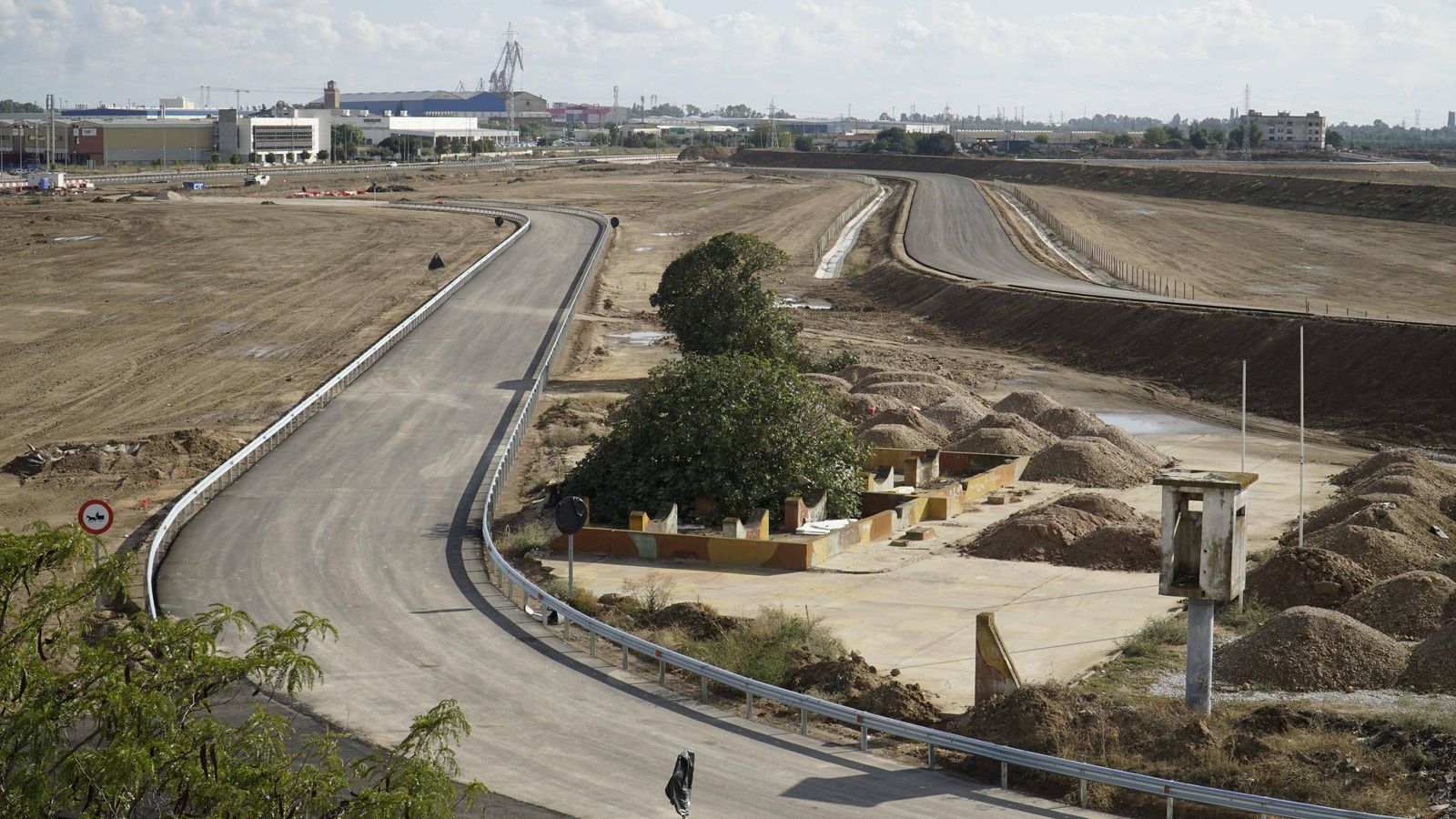 En paralelo, el desvío de la SE-30 a la carretera de la esclusa y el vial para camiones municipales, sobre los suelos de Tablada.