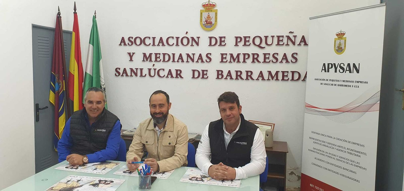 Radiotaxi Sanlúcar ha presentado el nuevo servicio junto a la asociación empresarial Apysan.
