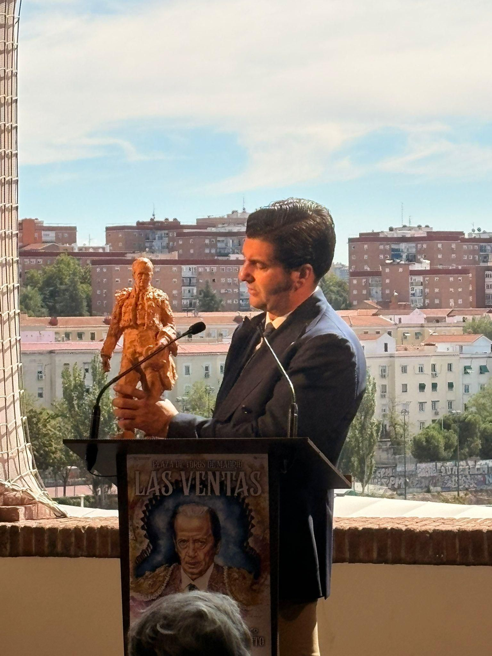 Morante muestra el boceto que ha modelado Martín Lagares para fundir la estatua de Antoñete.