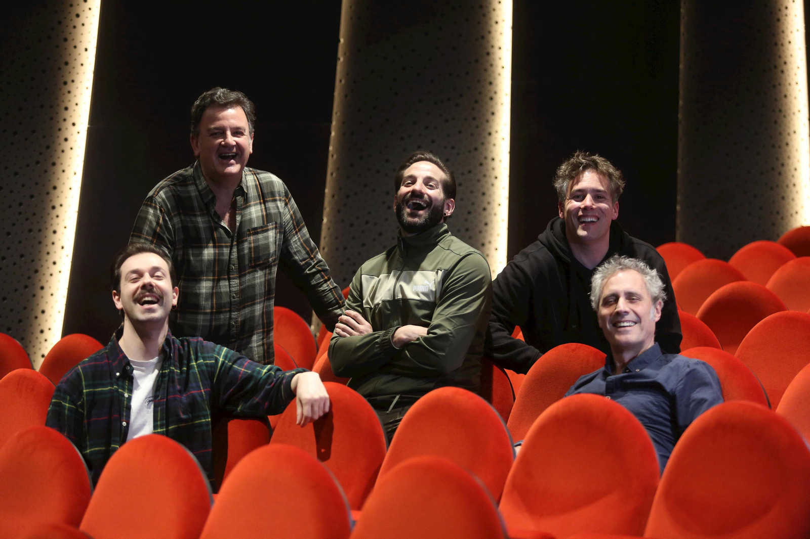 Albert Bolea, Carlos Seguí, Rubén Yuste, Roger Berruezo y Paco Morales en el patio de butacas del Teatro del Soho.
