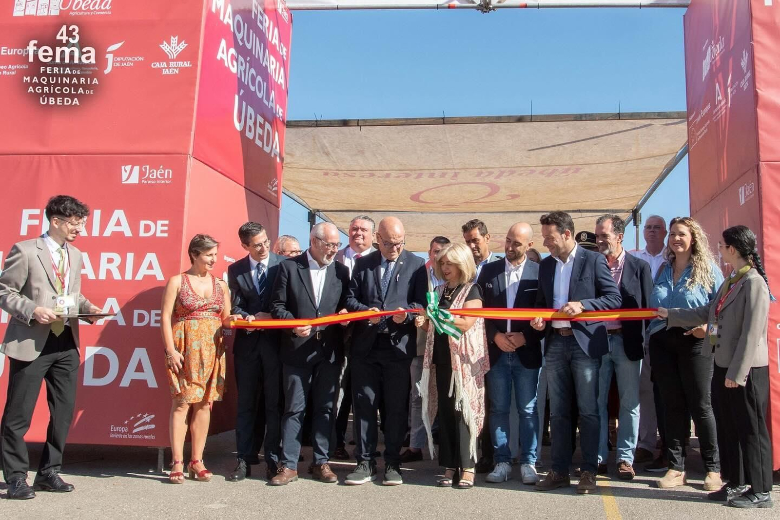 Corte de cinta en el acto de inauguración de la Feria de Maquinaria Agrícola de Úbeda.