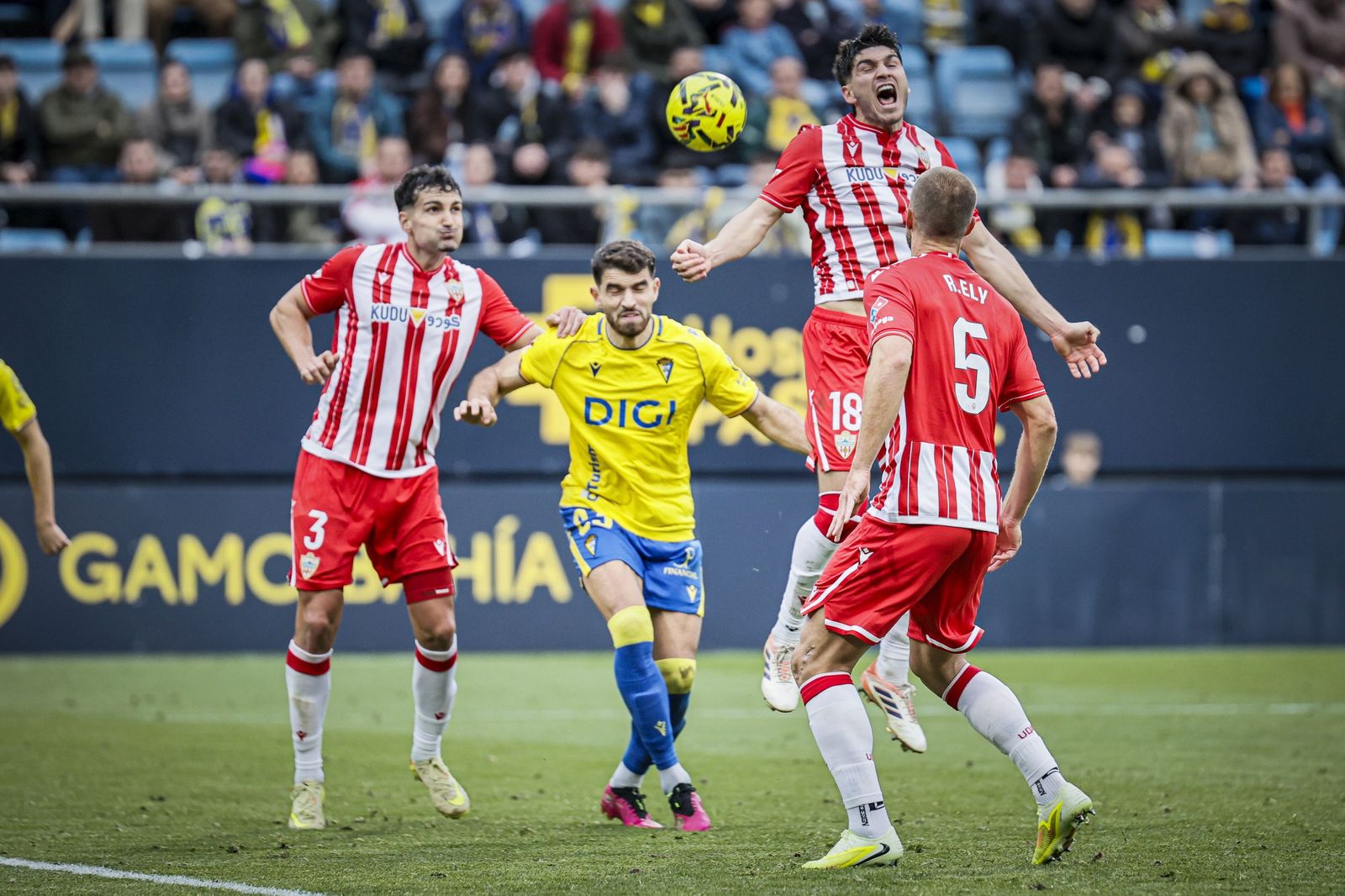 Búscate entre las imágenes del partido de fútbol Cádiz CF - UD Almería