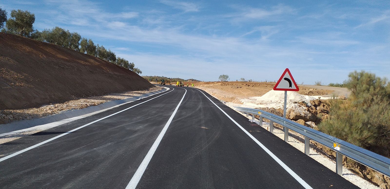 Tramo de la A-378 , a la entrada de Martín de la Jara, que se ensanchó con la obra del puente destrozado por las lluvias en otoño de2018.
