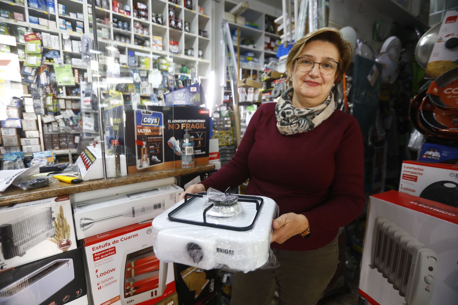 Mari Carmen enseña uno de los hornillos de gas que le quedan