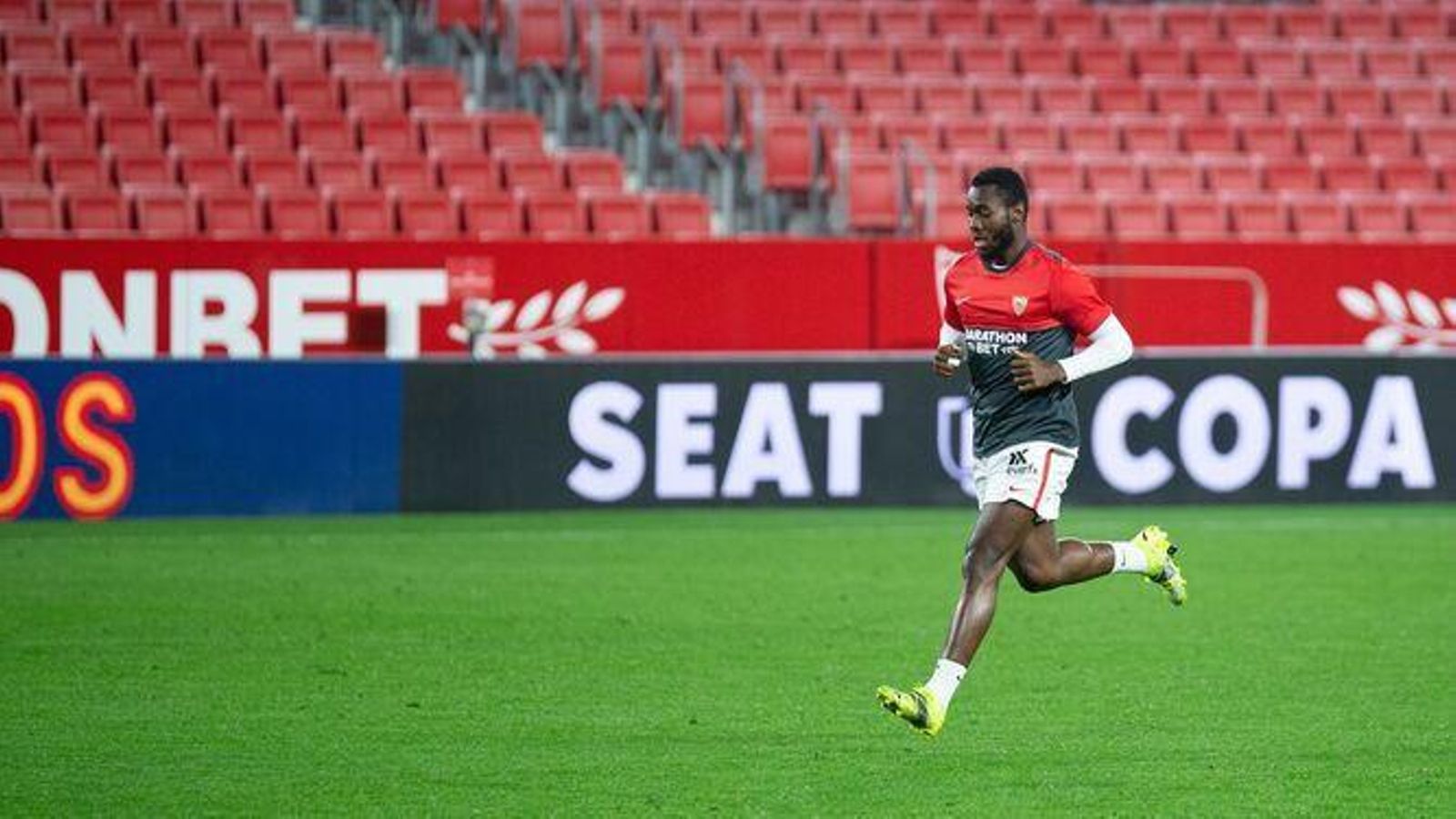 Gnagnon se ejercita antes de un Sevilla-Barcelona de la Copa del Rey.