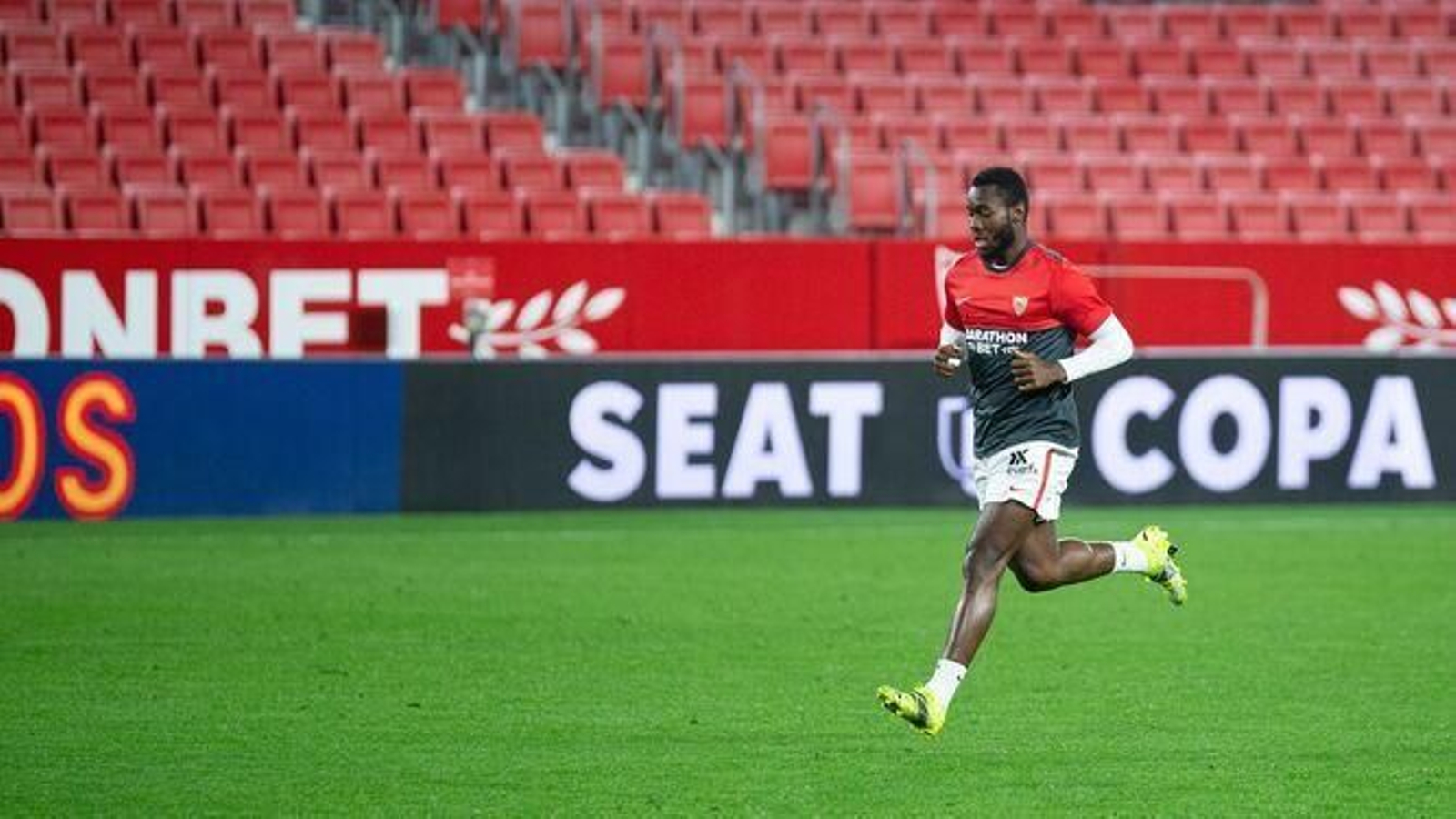 Gnagnon se ejercita antes de un Sevilla-Barcelona de la Copa del Rey.