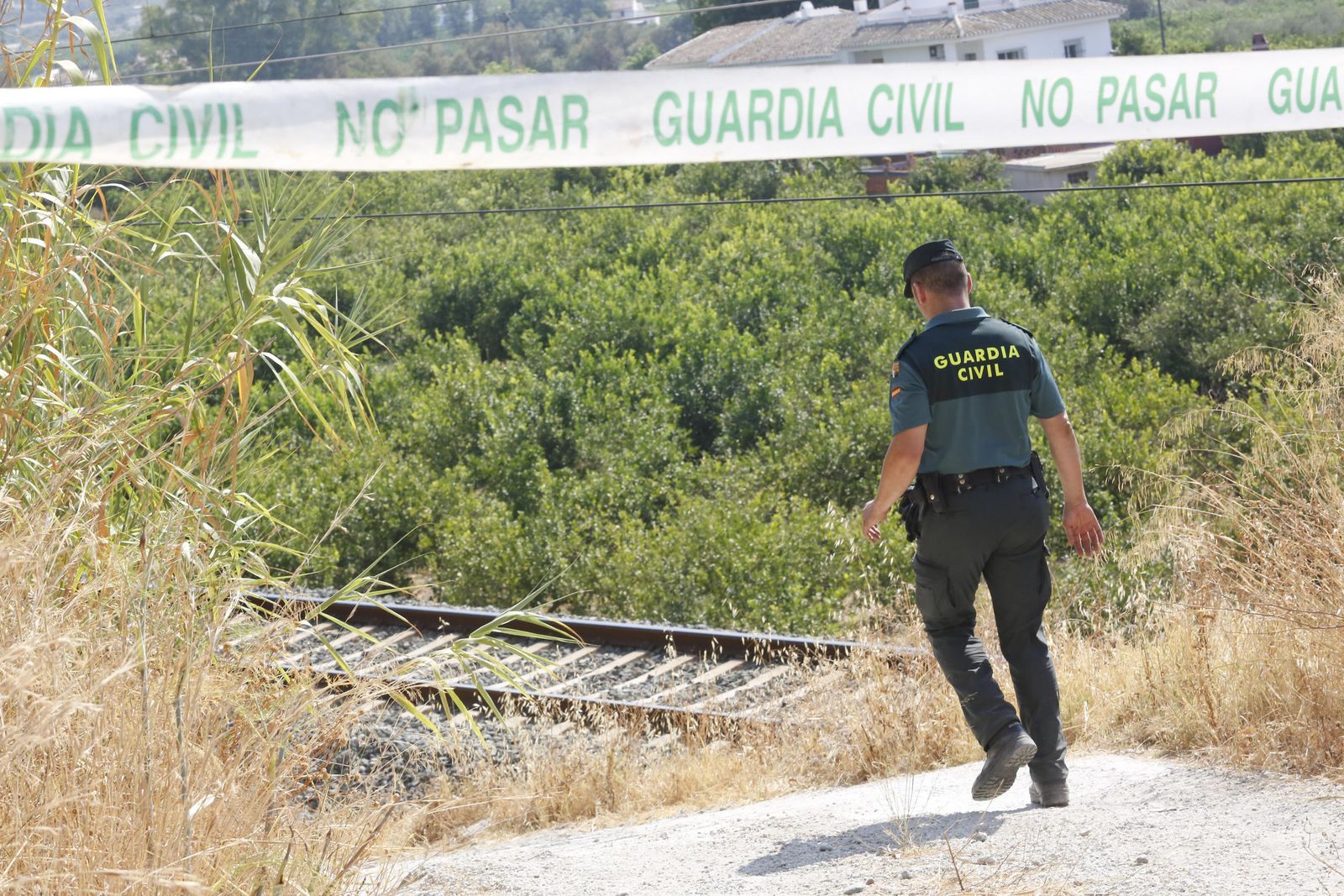Investigadores inspeccionan la vía del tren entre Pizarra y Álora, donde fue hallado el cuerpo de la menor.