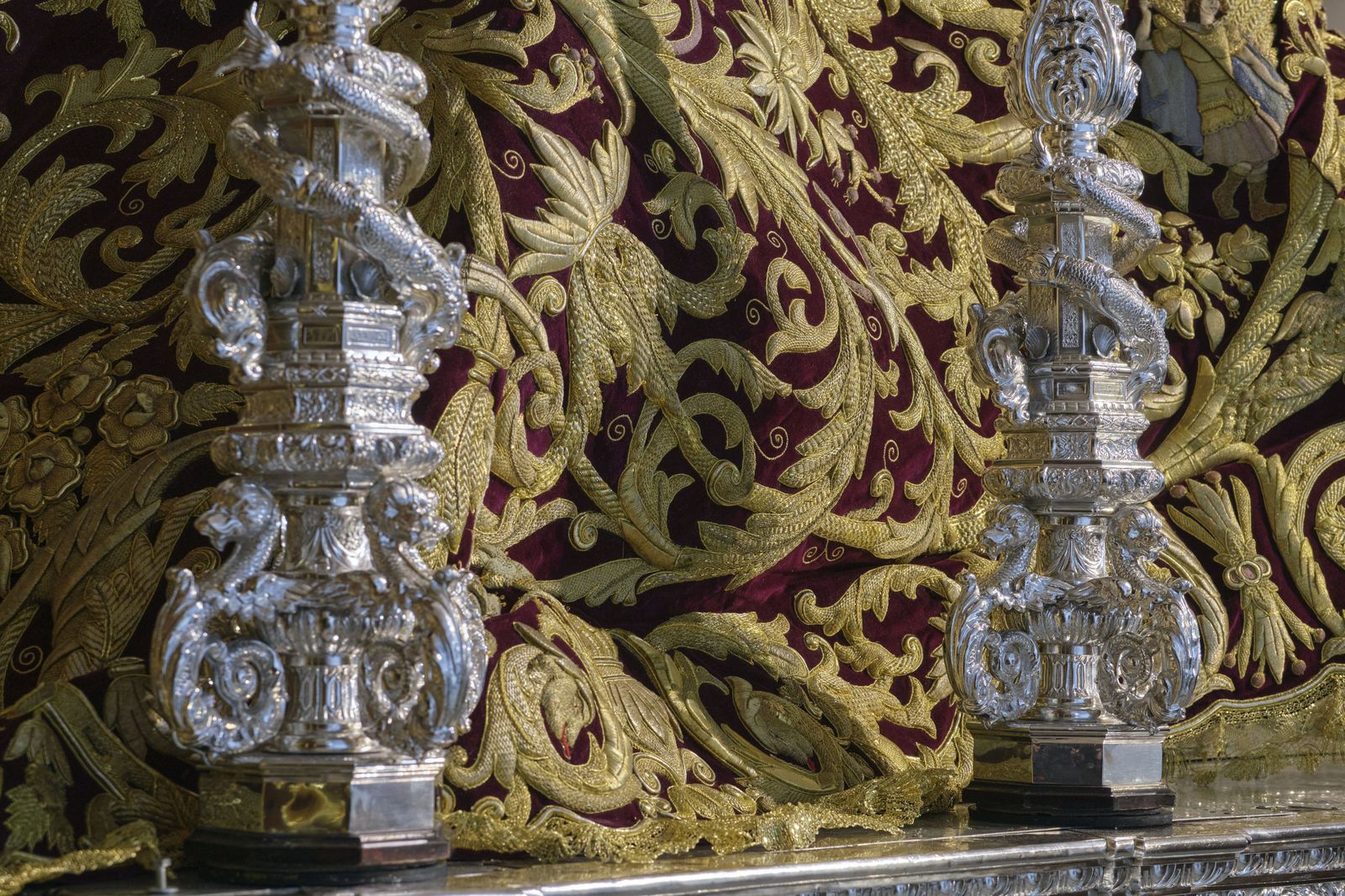 La Esperanza de Triana amanece subida en su palio, con el manto morado a estrenar en la Madrugá