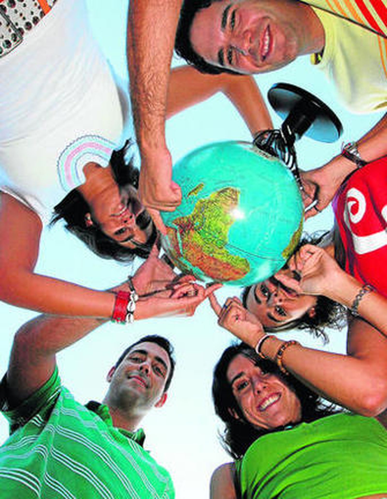 Un grupo de universitarios señala los destinos que han escogido para su beca Erasmus.