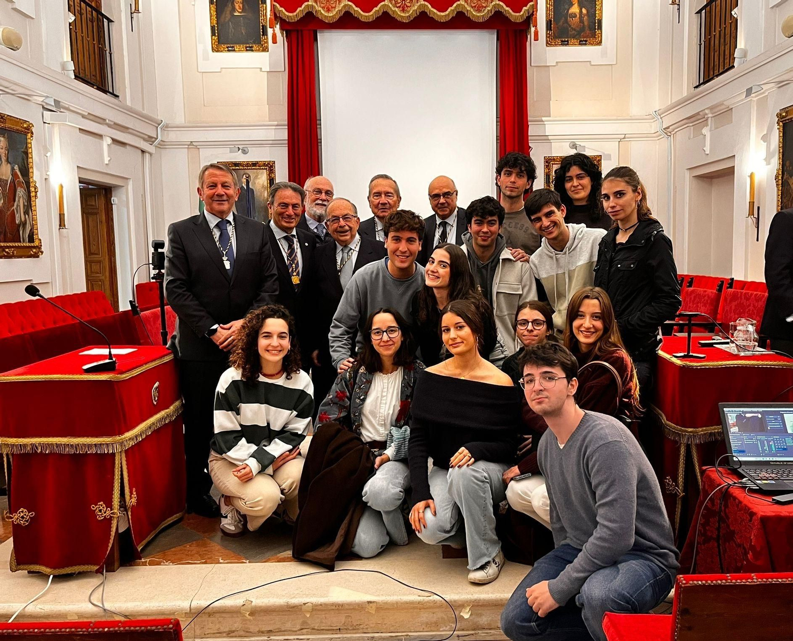 Ponentes y participantes en el centro celebrado en la Academia de Medicina de Sevilla.
