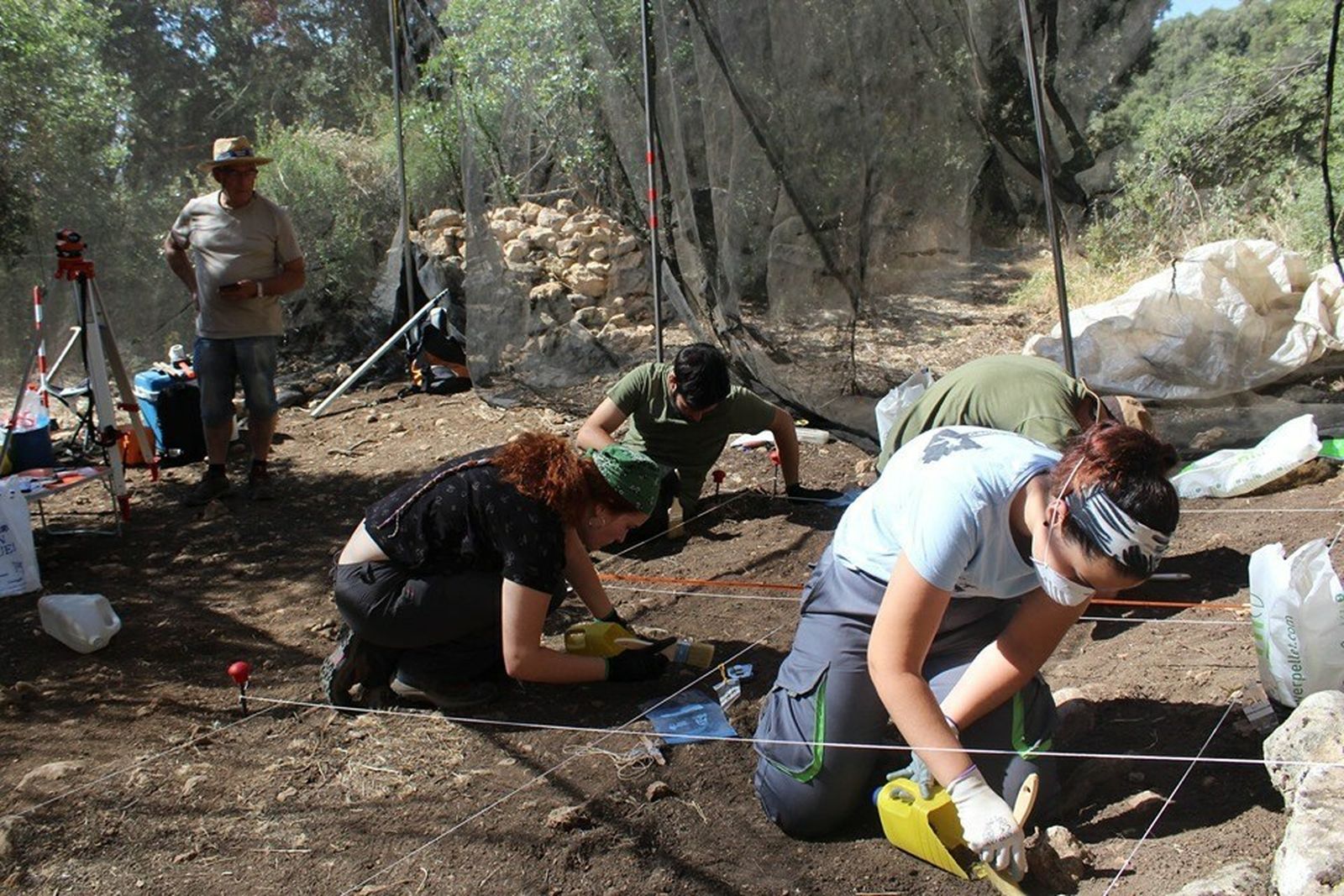 Investigadores de la UGR trabajando en la zona de Colomera en busca de evidencias de los homo sapiens