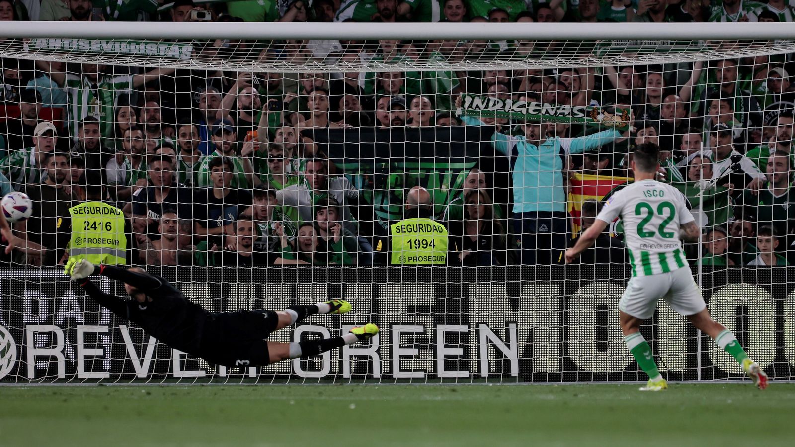 Nyland se estira para tratar de detener el penalti de Isco.