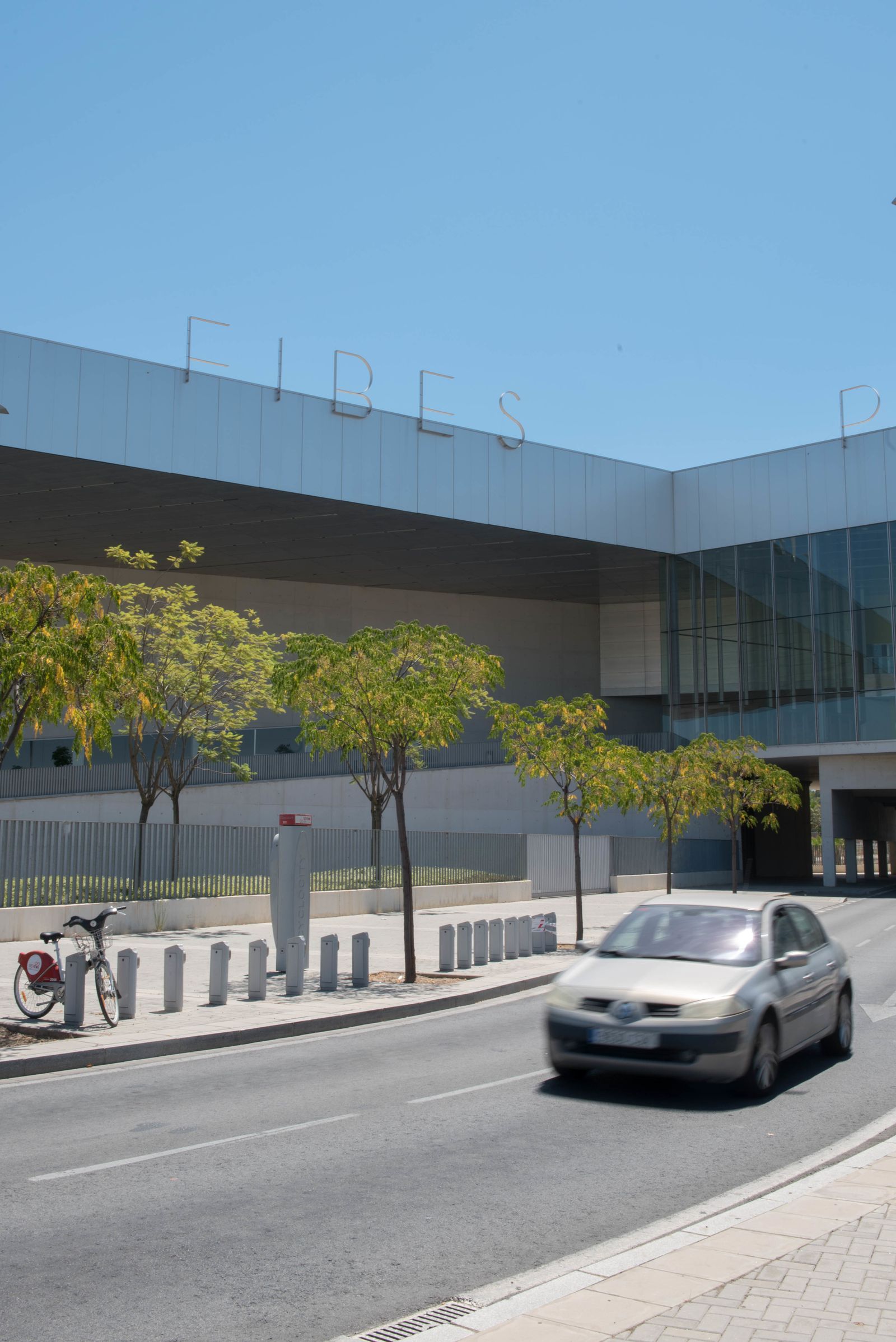 Paso interior de coches bajo las nuevas instalaciones de Fibes, diseñadas por el arquitecto Guillermo Vázquez Consuegra