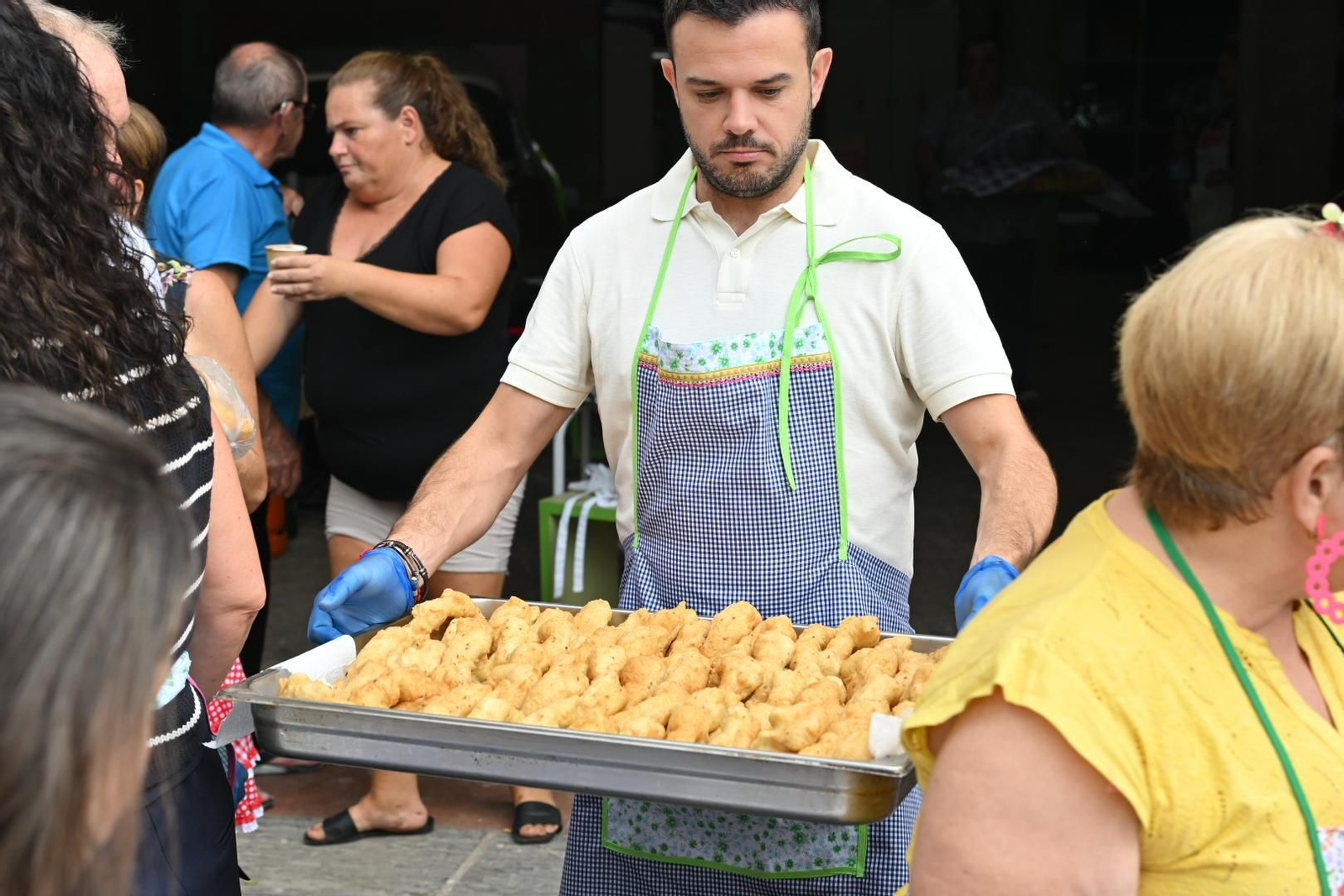 La buñuelada de las fiestas del barrio de San Vicente de Almería, en imágenes