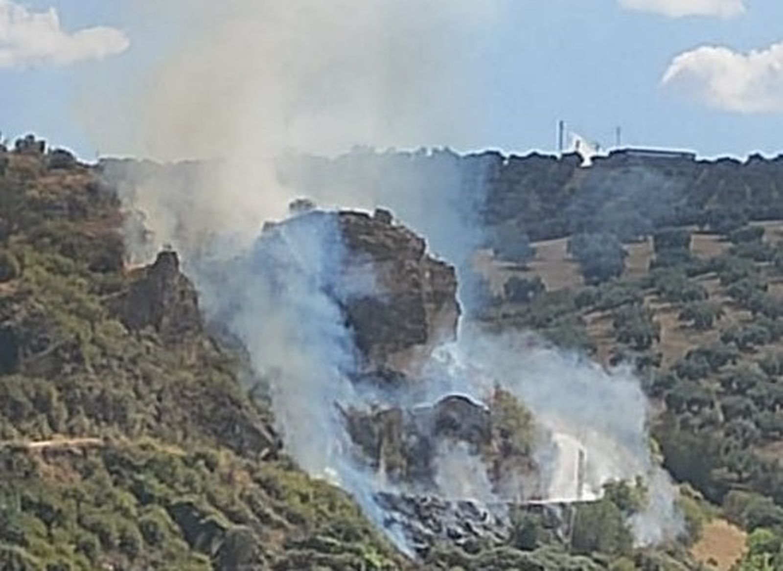 El fuego se ha declarado en el paraje Majadillas de la localidad granadina de Montefrío.