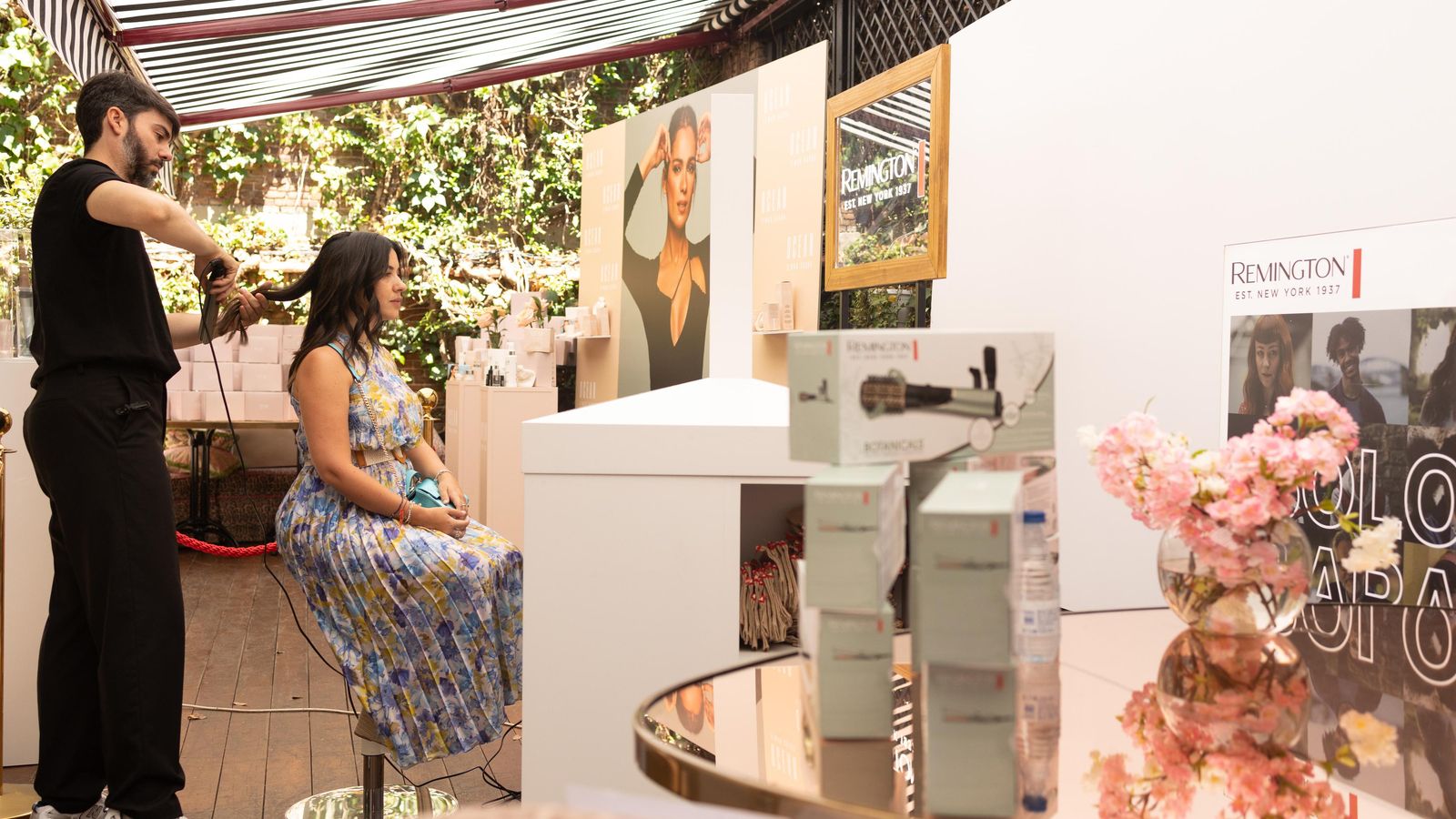 Una de las asistentes al evento se peina con uno de los nuevos productos de la firma Remington.