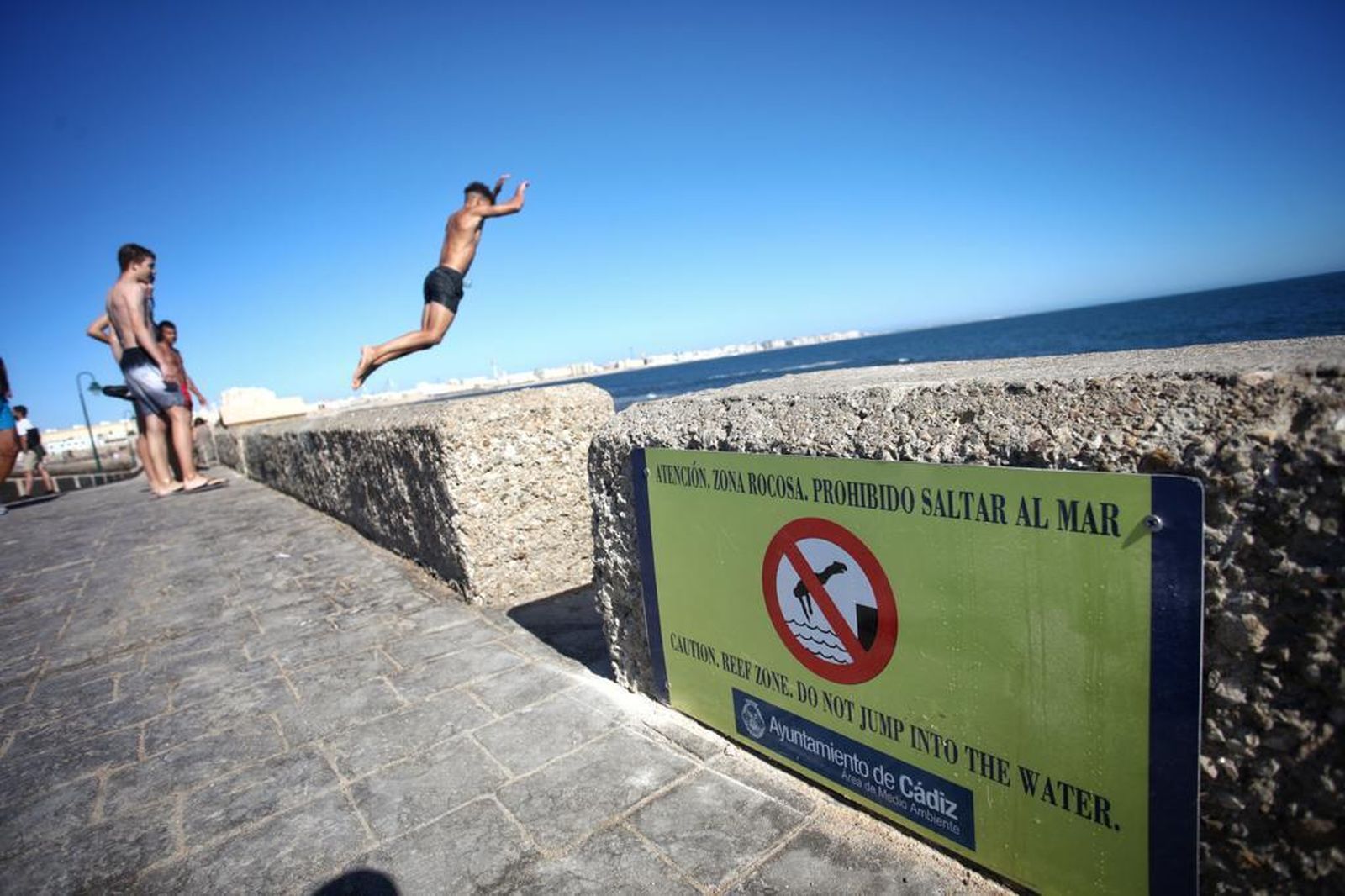 Uno de los carteles colocados en el Puente Canal.