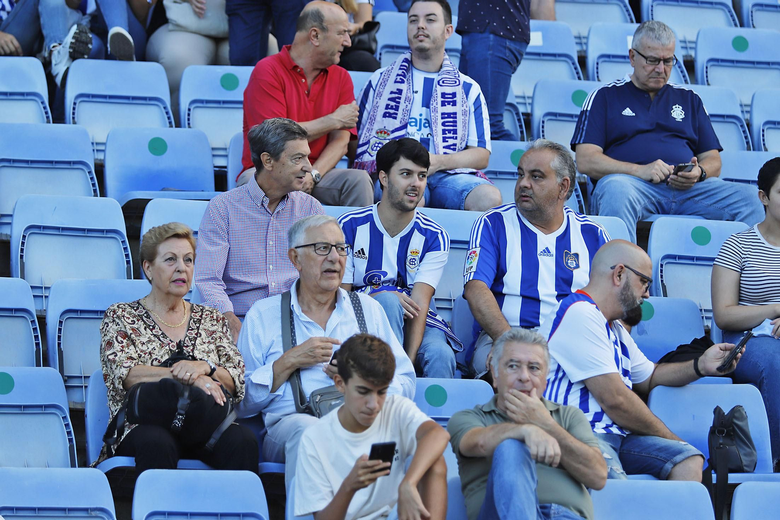 Imágenes del ambiente en el Recreativo de Huelva y Antequera CF