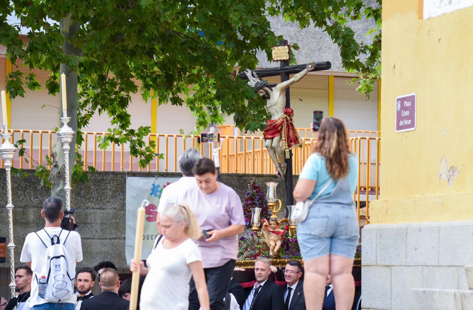 El vía crucis misionero del Cristo del Amor, en imágenes