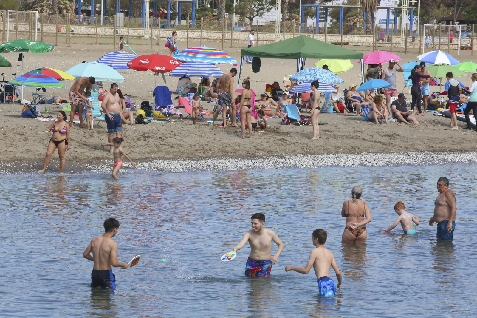 Un domingo de playa en Málaga, en fotos.
