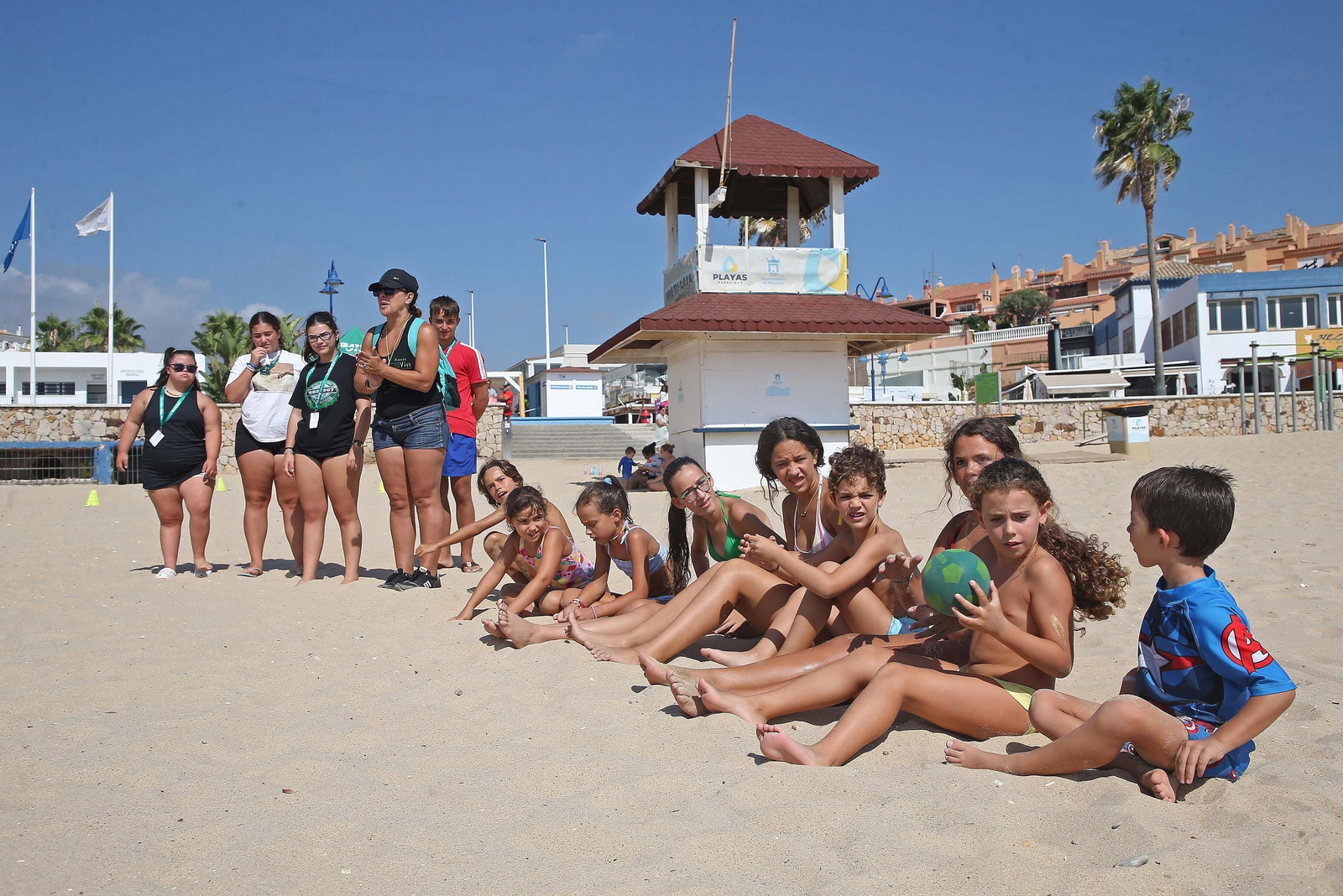 Fotos de las actividades de 'Emociónate con Barrio Vivo' en la playa de Getares