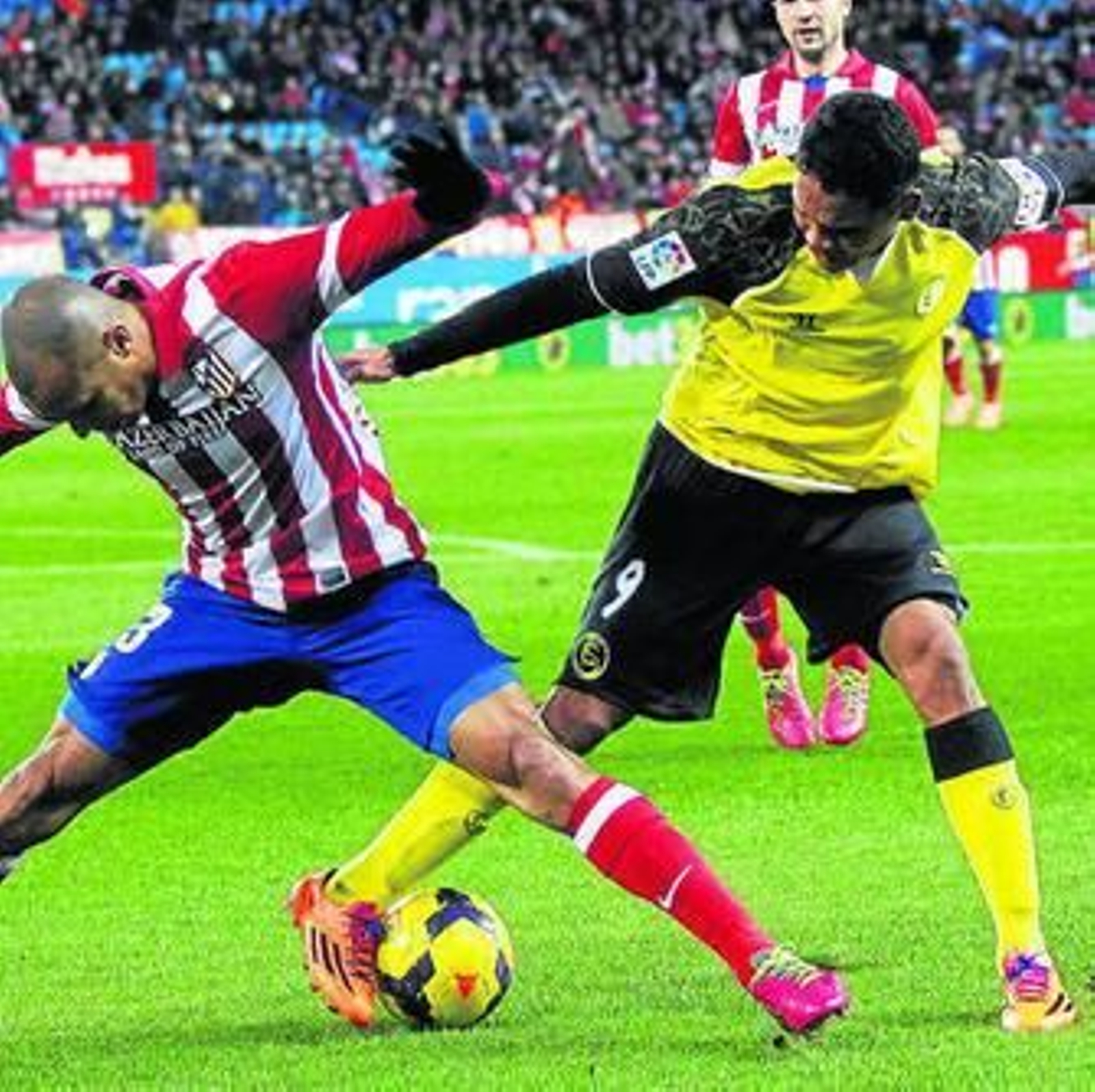 Bacca pelea un balón con Miranda.
