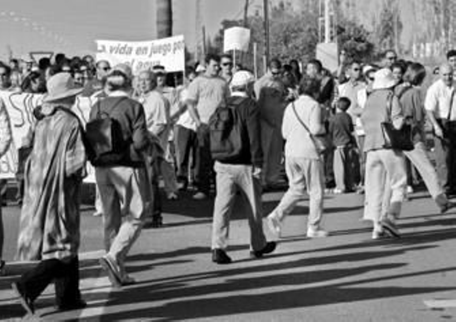 Una mujer se dirige a los políticos desde una pancarta.