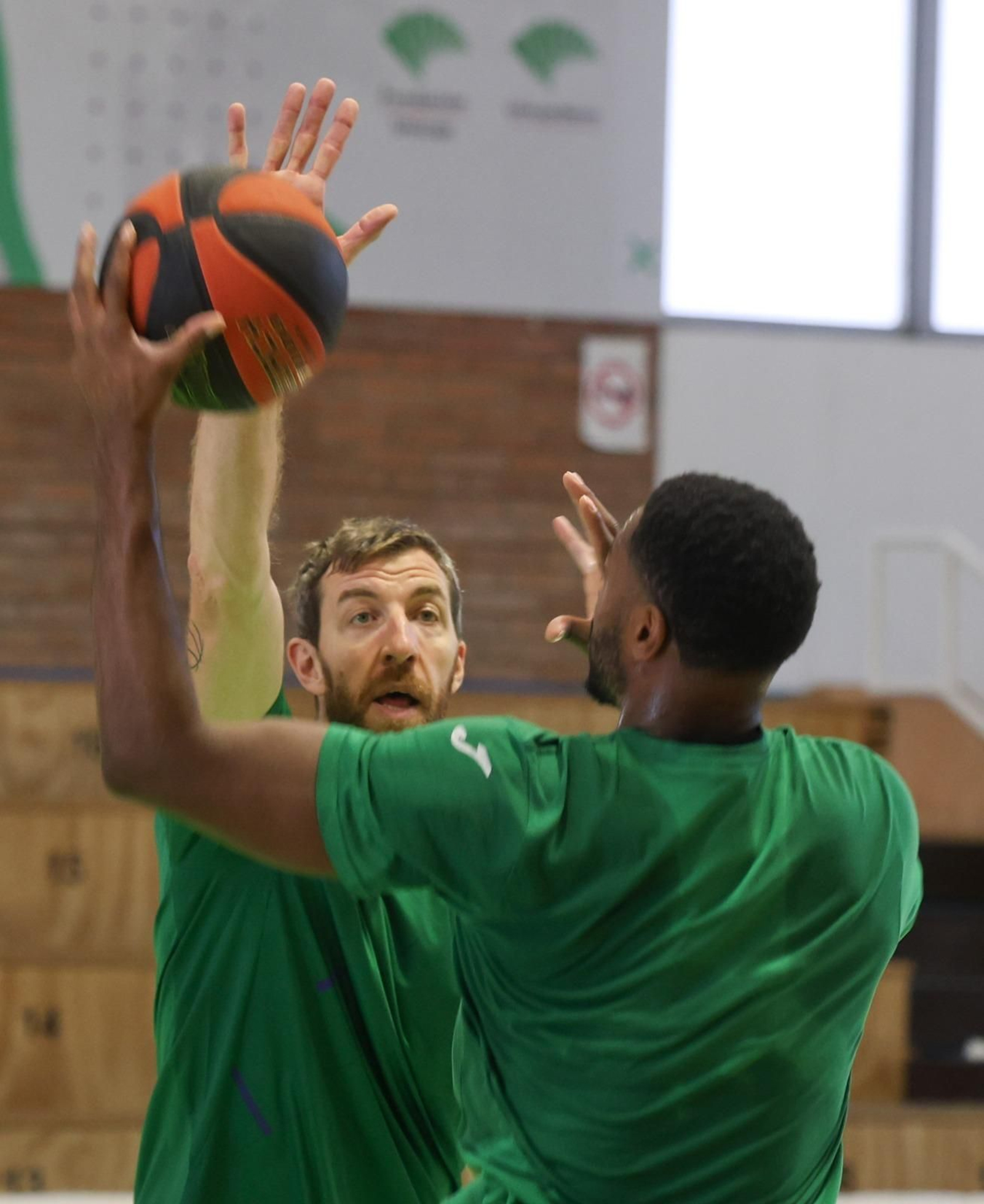 Las fotos de Fran Vázquez tutelando a los pívots del Unicaja Las fotos de Fran Vázquez tutelando a los pívots del Unicaja