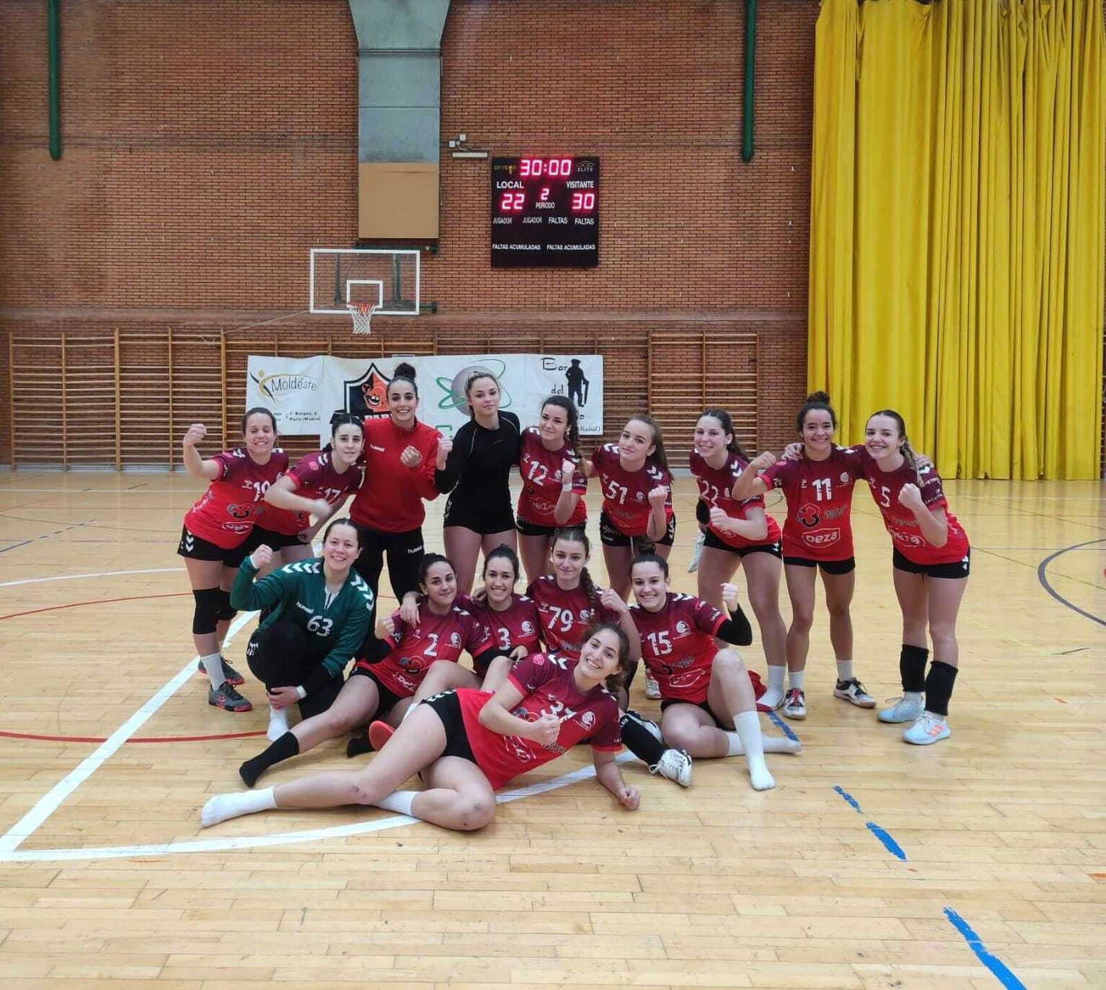 Las jugadoras del Deza CBM celebran la victoria en Parla.