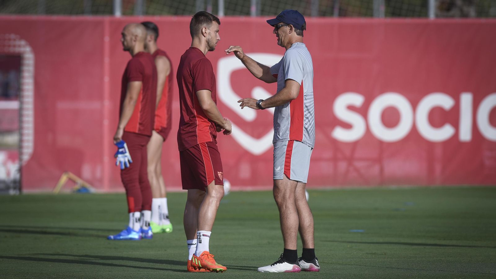 Lopetegui dialoga con Rakitic, segundo capitán del Sevilla, en la ciudad deportiva.