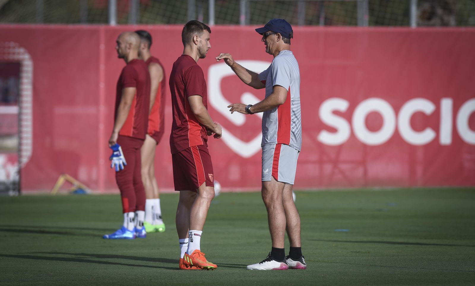 Lopetegui dialoga con Rakitic, segundo capitán del Sevilla, en la ciudad deportiva.