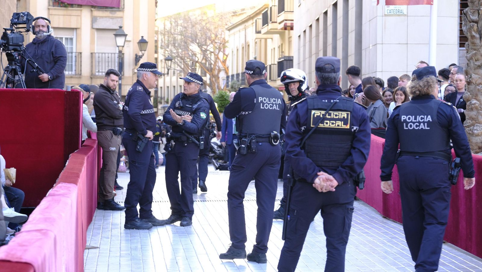 Estudiantes en la Semana Santa de Almería 2025