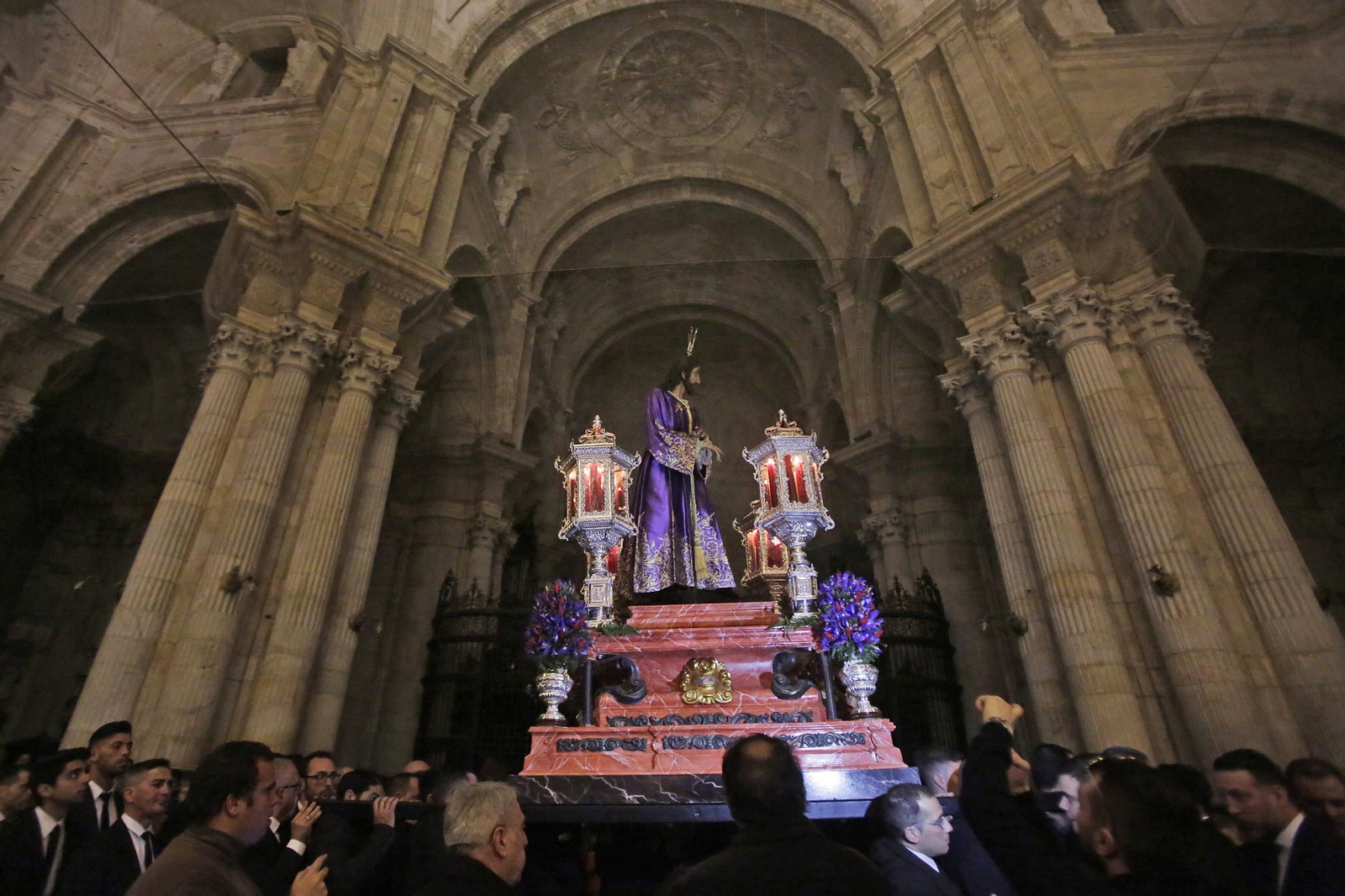 El Señor del Prendimiento cruza las naves catedralicias durante el resto de las estaciones del vía crucis general de hermandades.