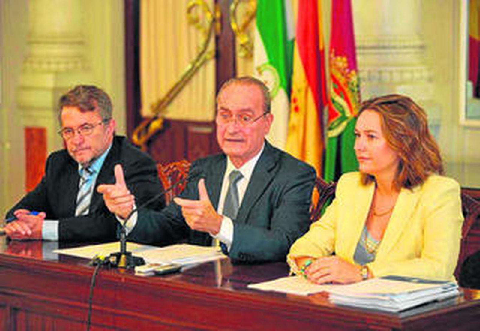 Diego Maldonado, junto al alcalde, Francisco de la Torre, y a María del Mar Martín Rojo.