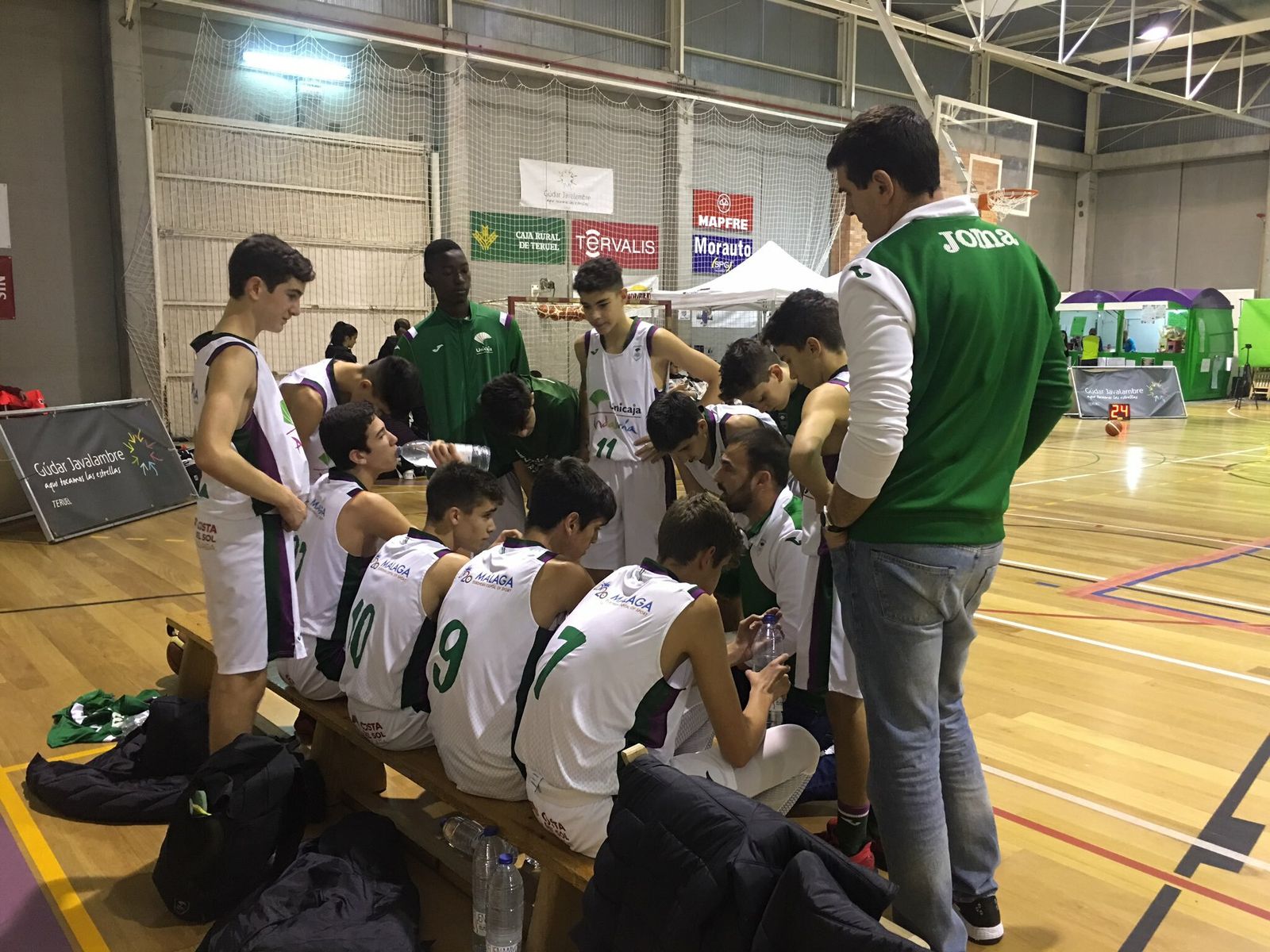 Un tiempo muerto del Unicaja cadete en Teruel.