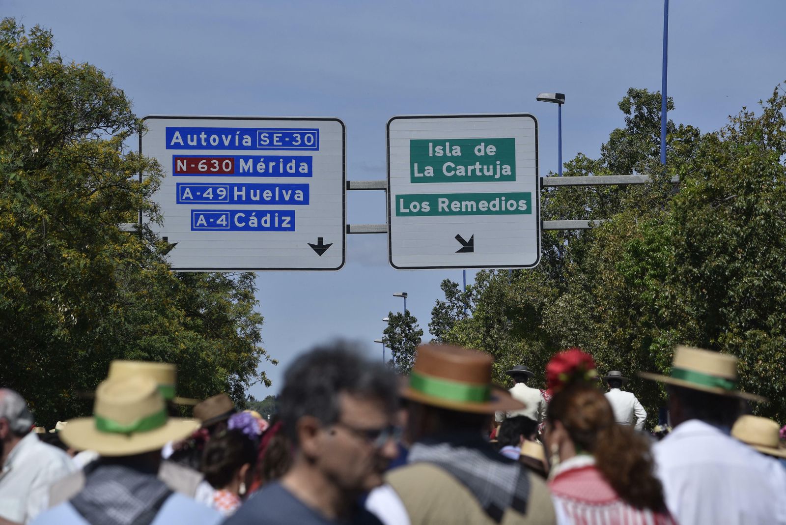 La salida de la Hermandad del Rocío de Triana, en imágenes
