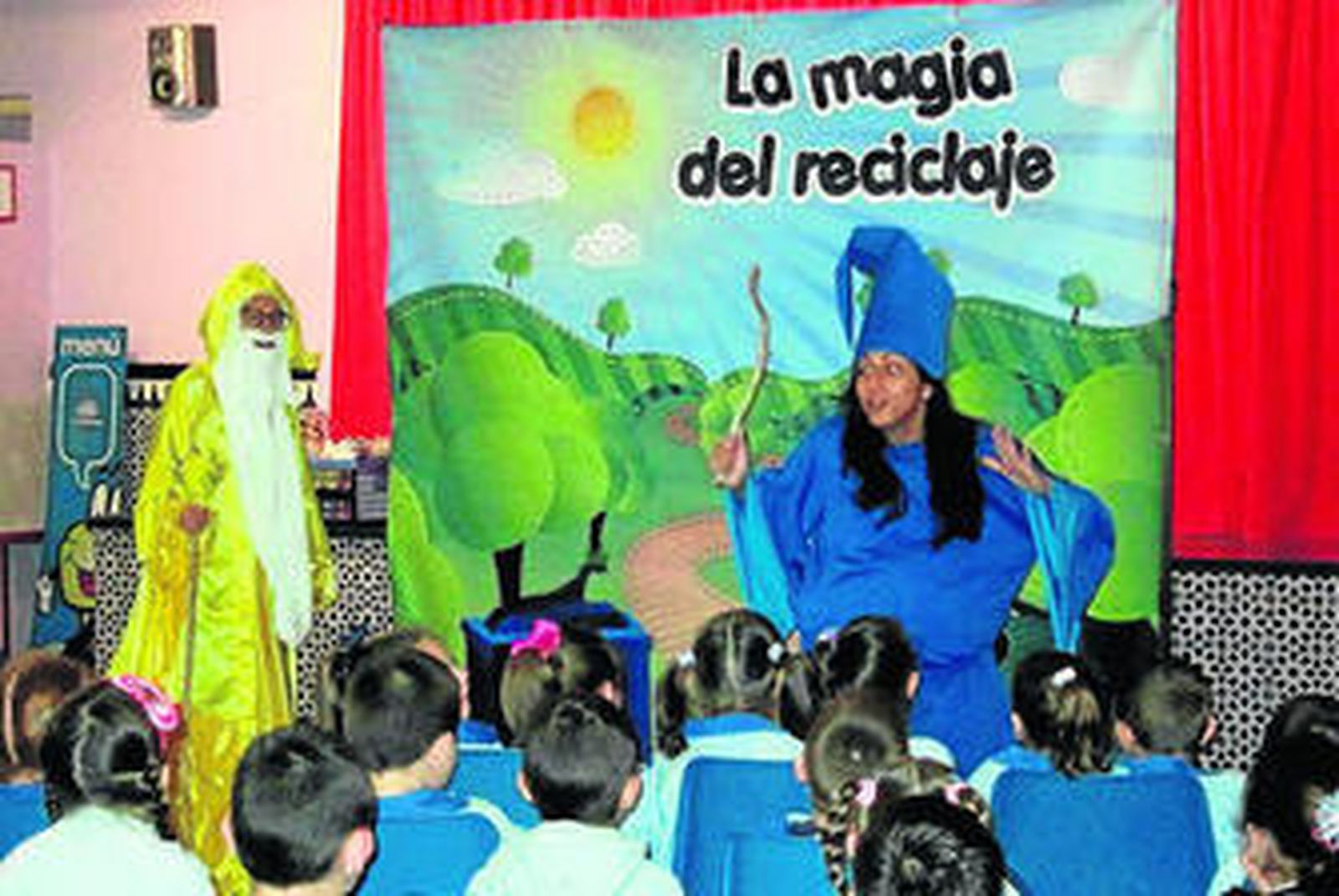 Imagen de un teatro de reciclaje para los escolares.