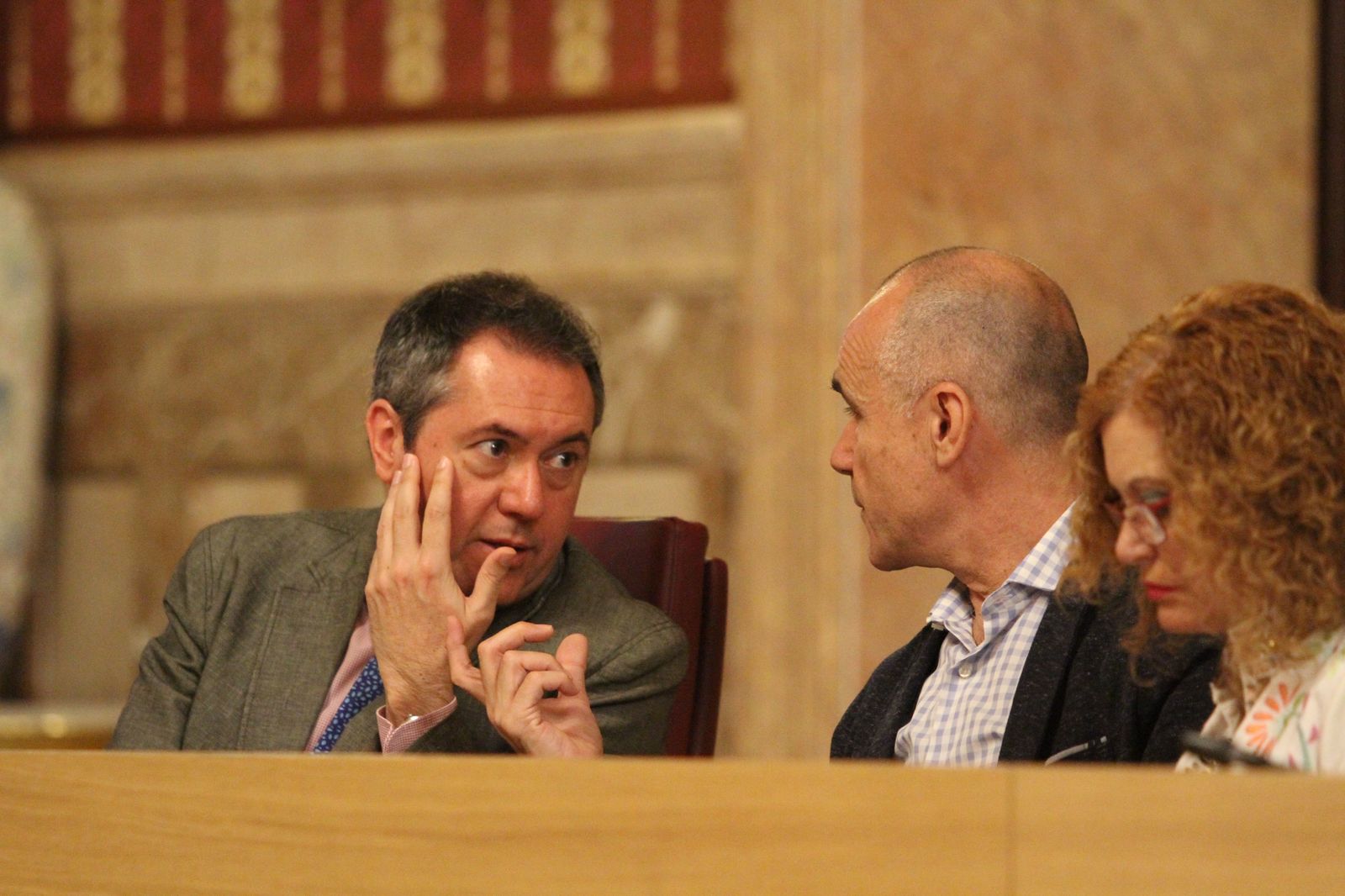 El alcalde conversa con Antonio Muñoz durante la celebración del Pleno.
