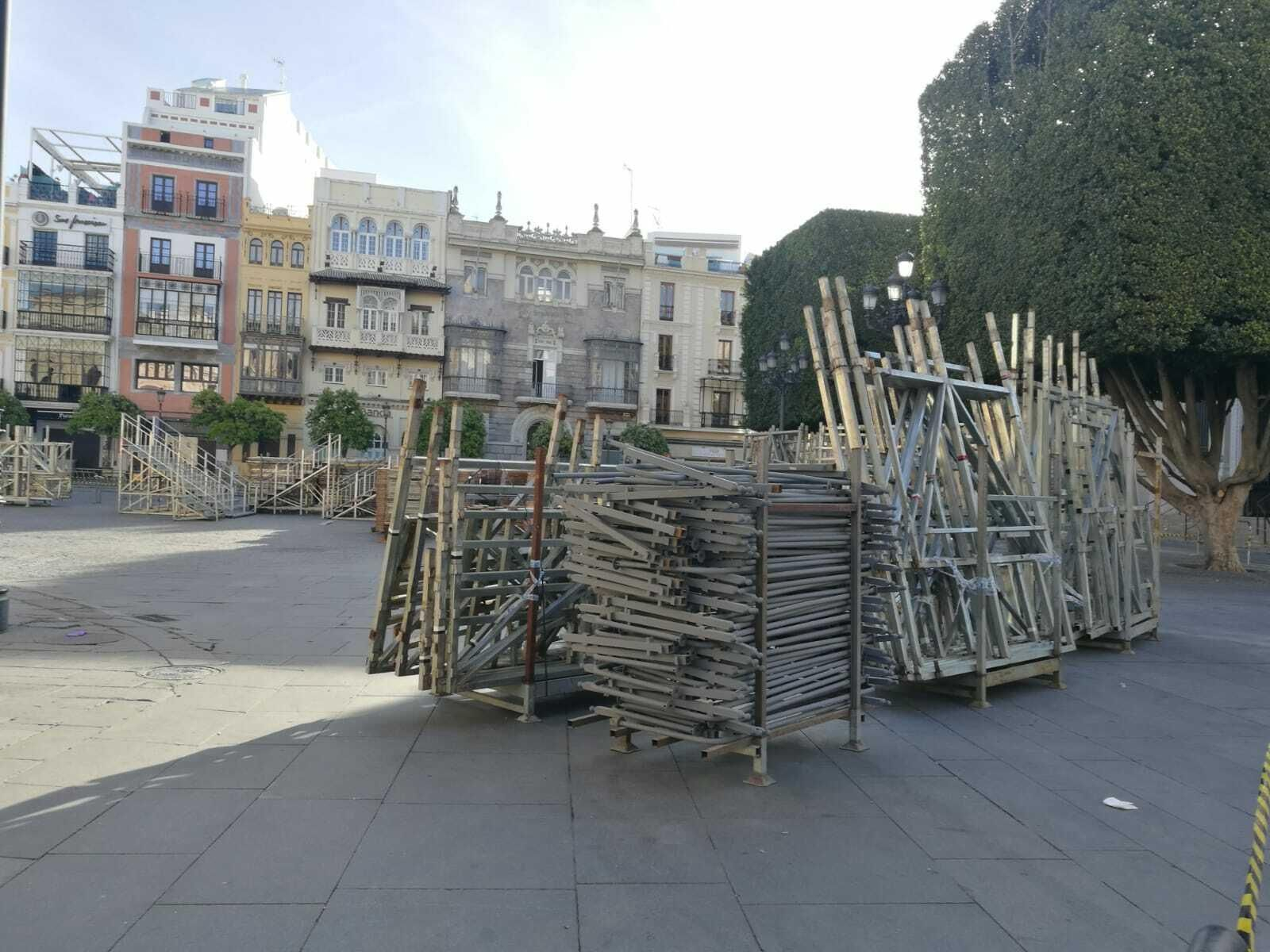 Las estructuras de los palcos de la carrera oficial, listas para su montaje.
