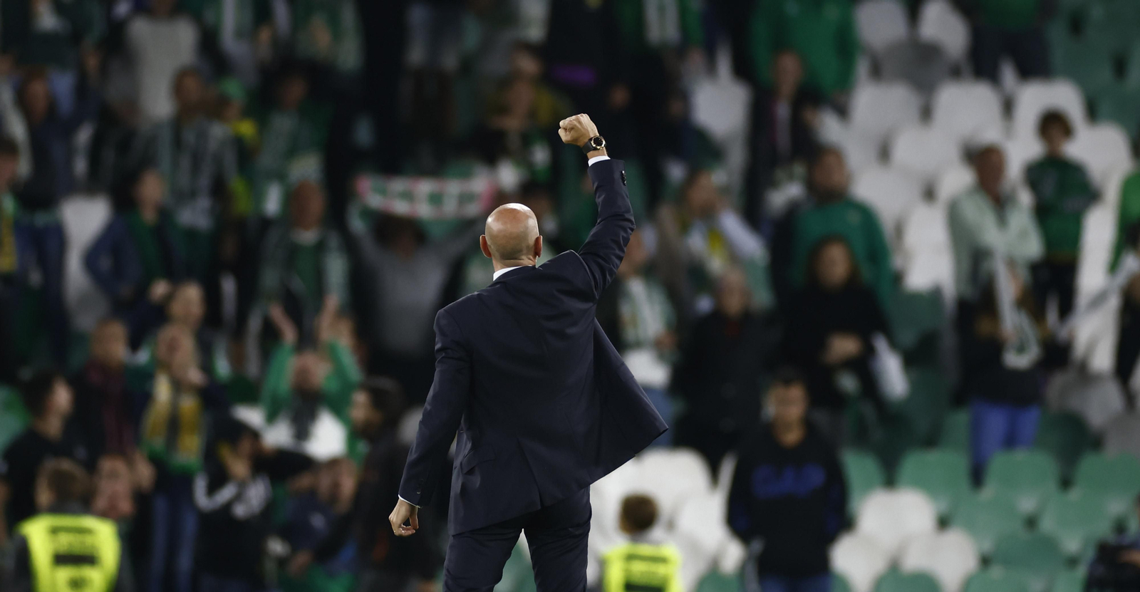 Monchi eleva el puño en señal triunfal mirando hacia la hinchada sevillista, pero con la bética de testigo.