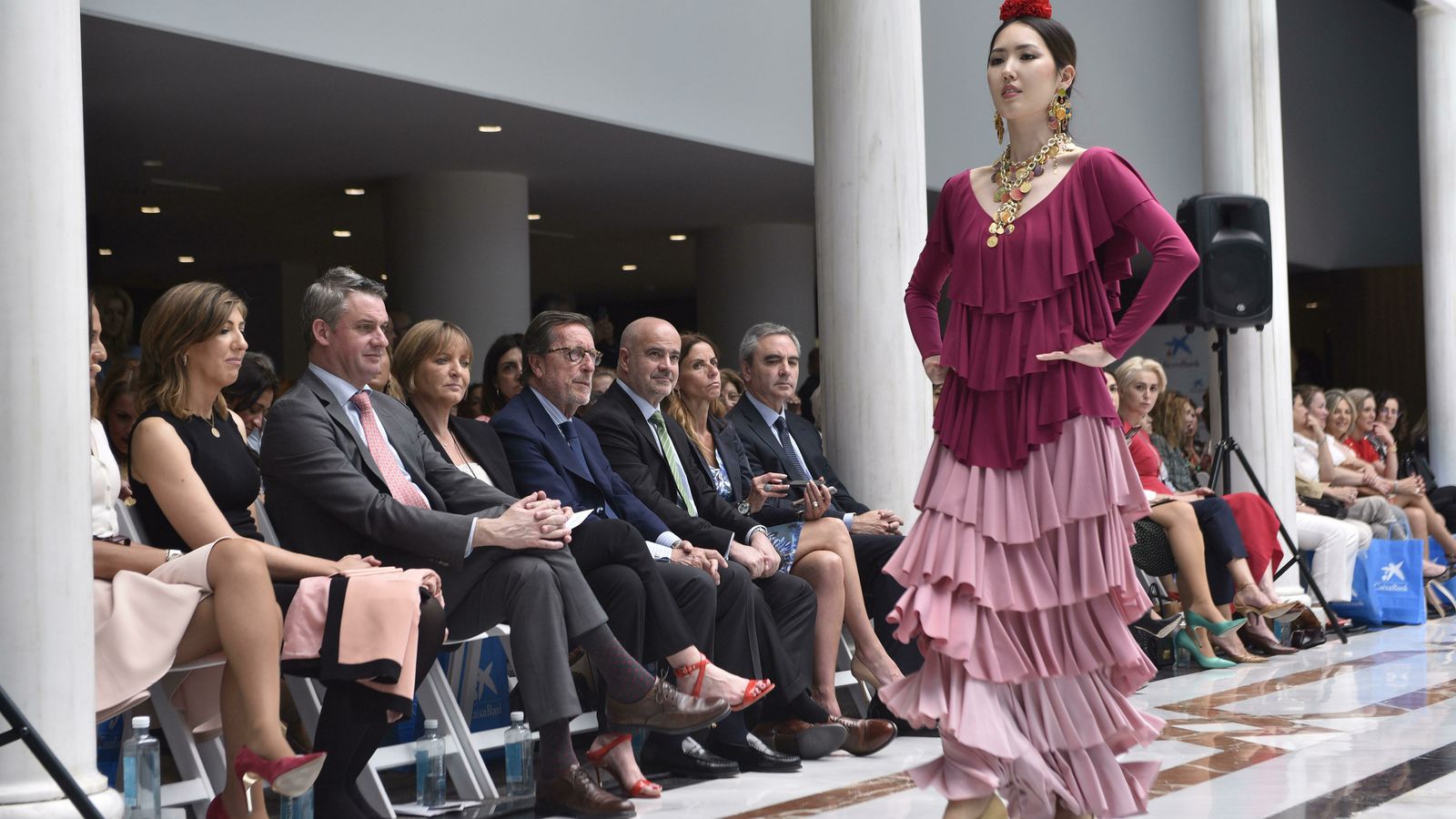 Una de las creaciones que han desfilado en la sede de Sierpes de CaixaBank.