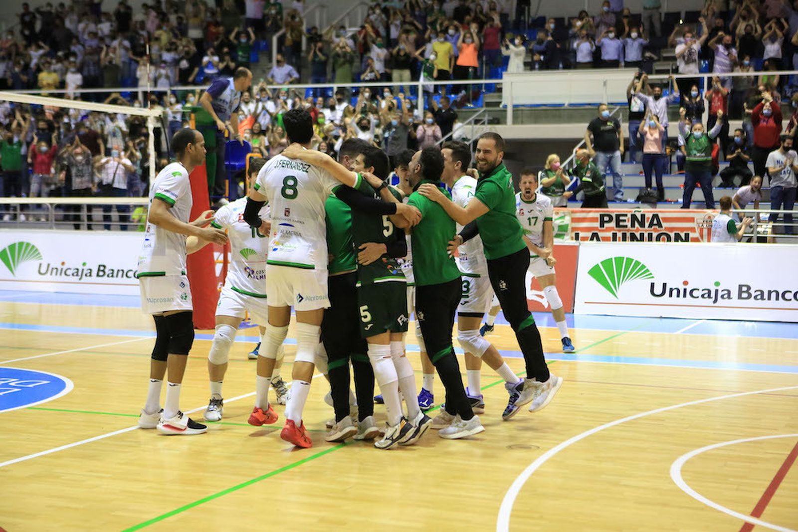 Unicaja Almería celebra el pase a la final ante Guaguas.