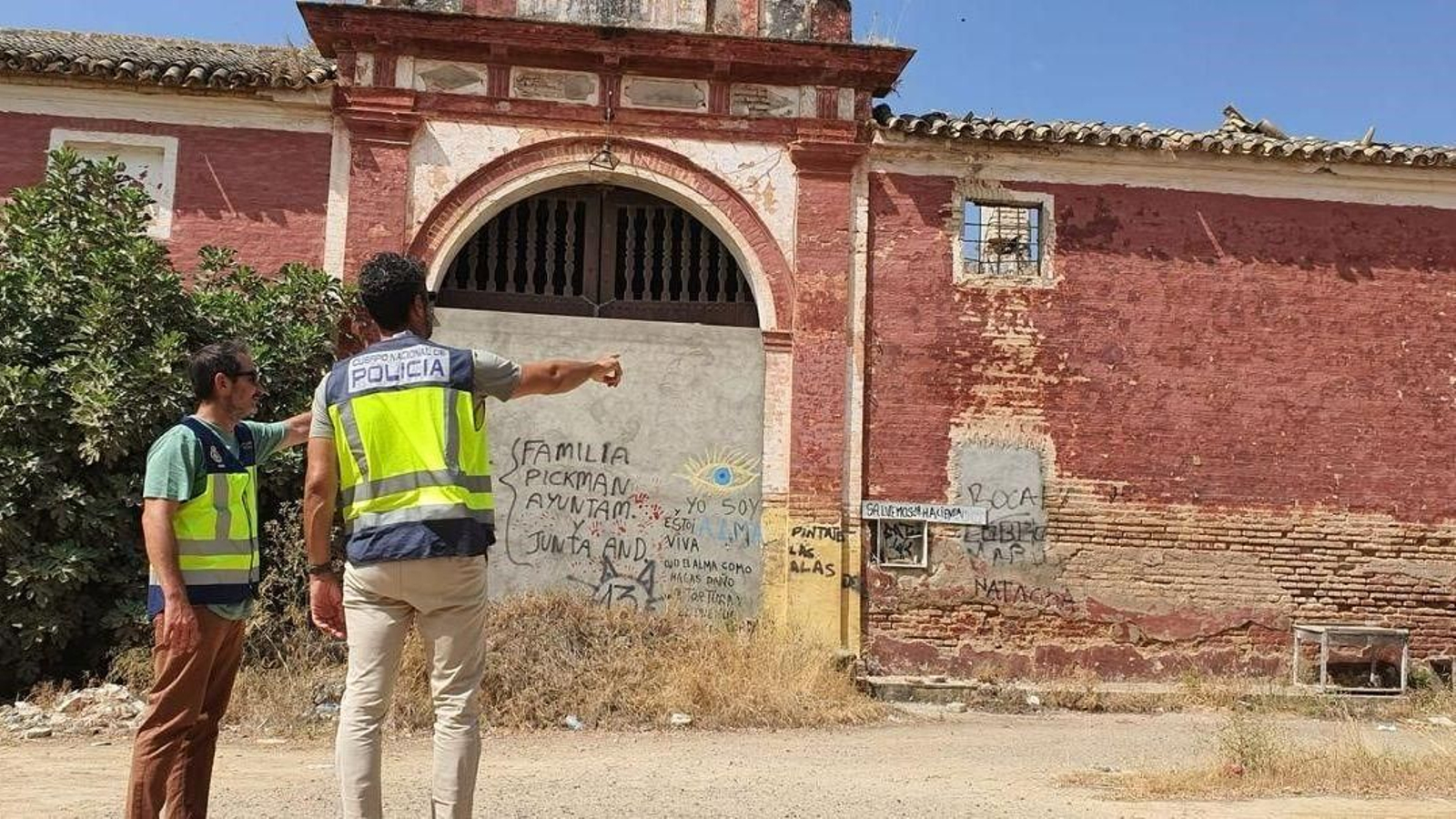 Dos agentes en la entrada de la Hacienda Ibarburu.