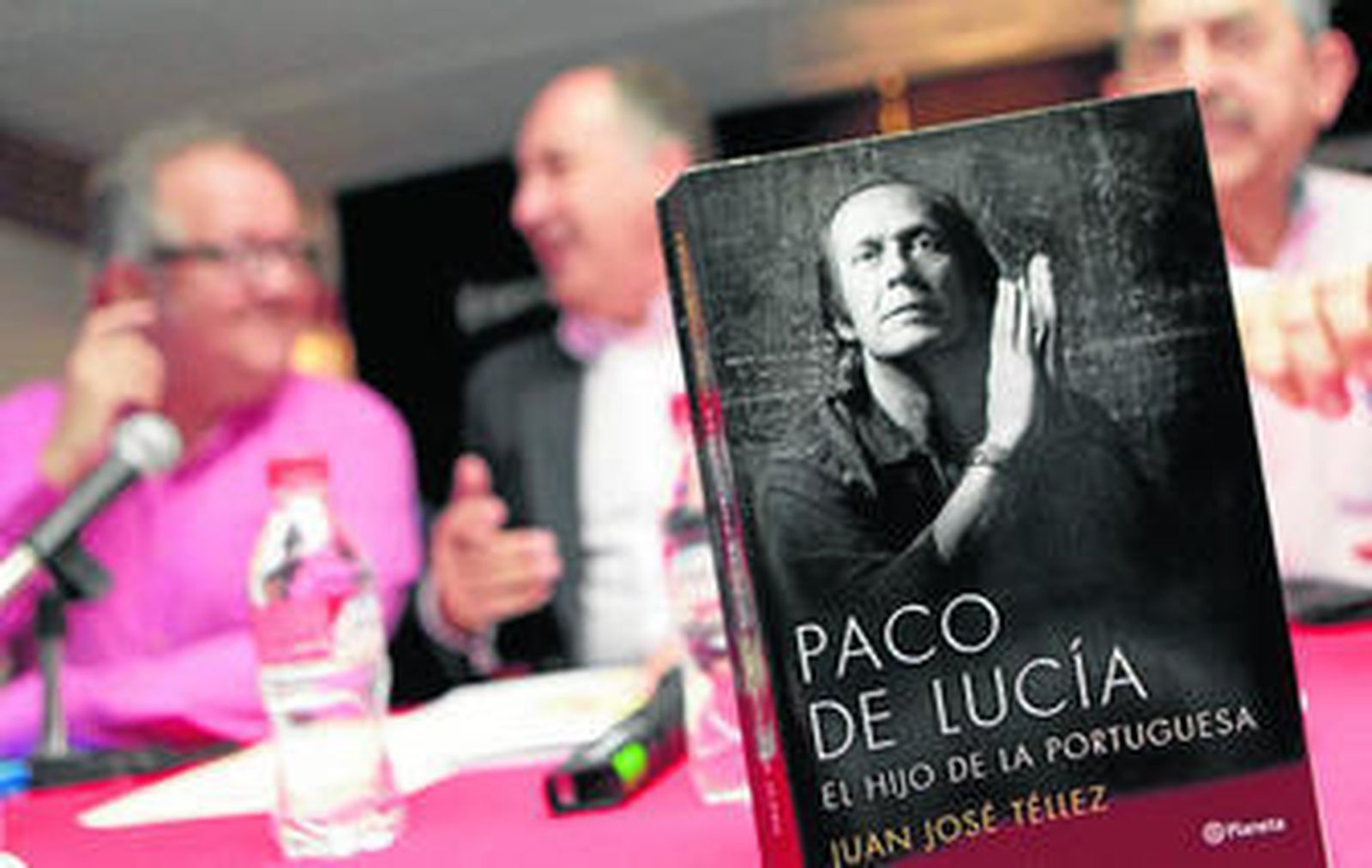 Imagen de la portada del libro en la mesa con el autor, Juan José Téllez, el alcalde, José Ignacio Landaluce, y el presidente del Cante Grande, José Vargas.