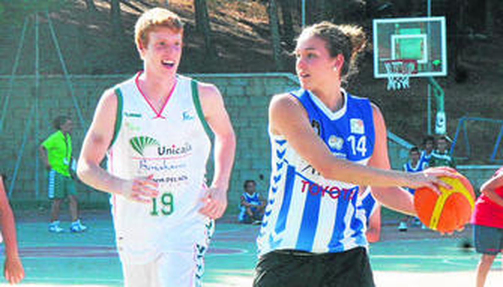 Alberto Díaz y Patricia Soler juegan en el Campus.