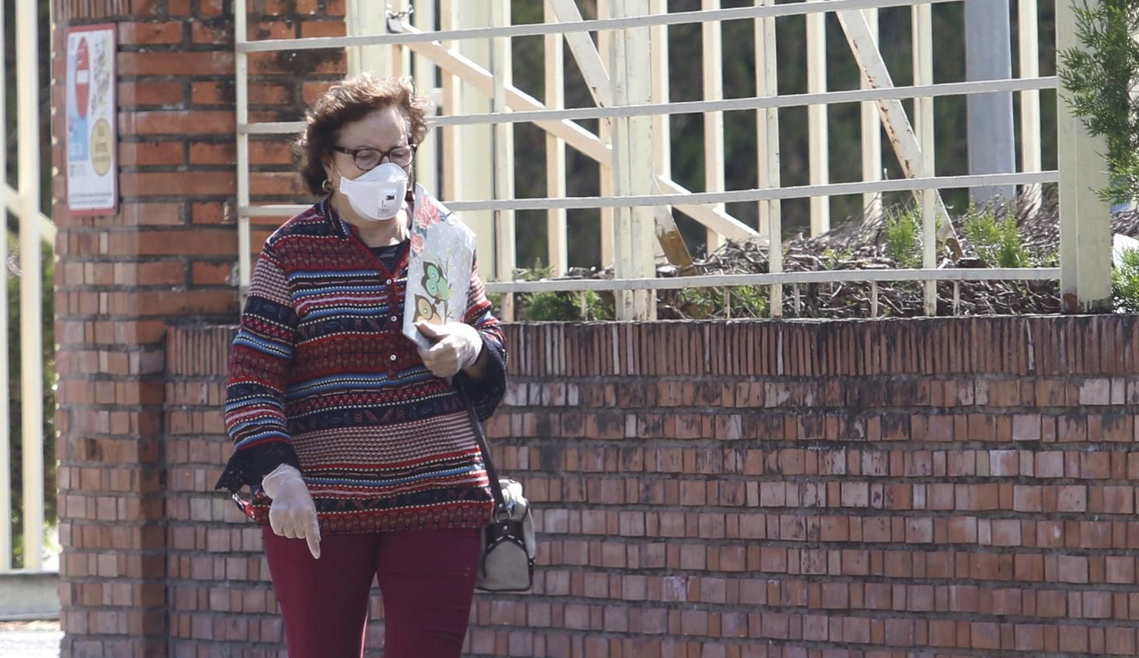 Una mujer pasea por Córdoba con mascarilla.