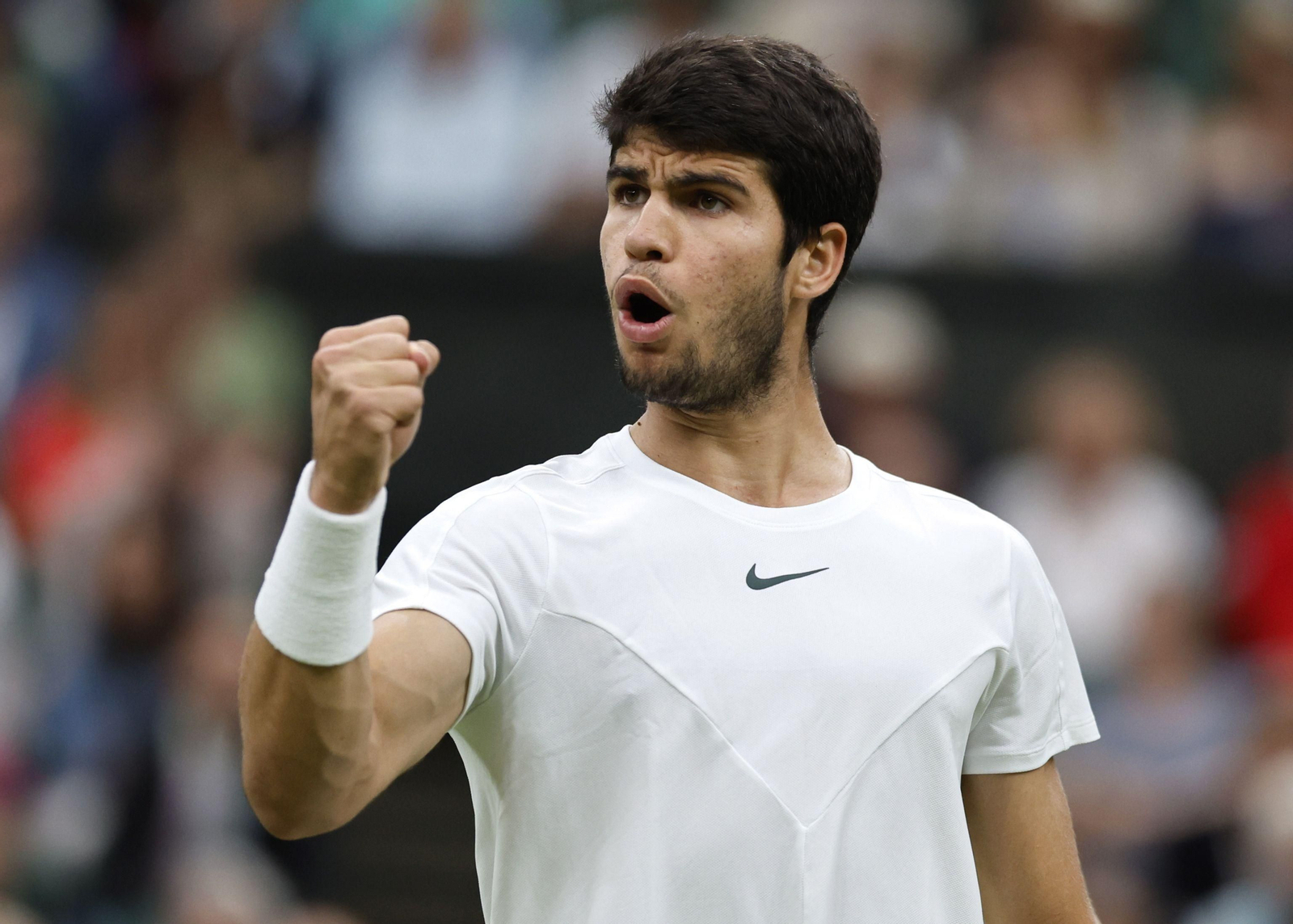 Alcaraz celebra un  punto anotado en el partido.
